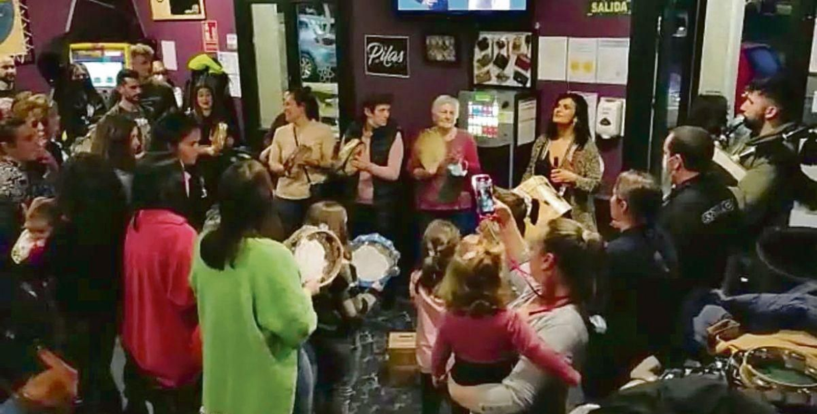 Vecinos del lugar durante una foliada en el bar de la localidad.