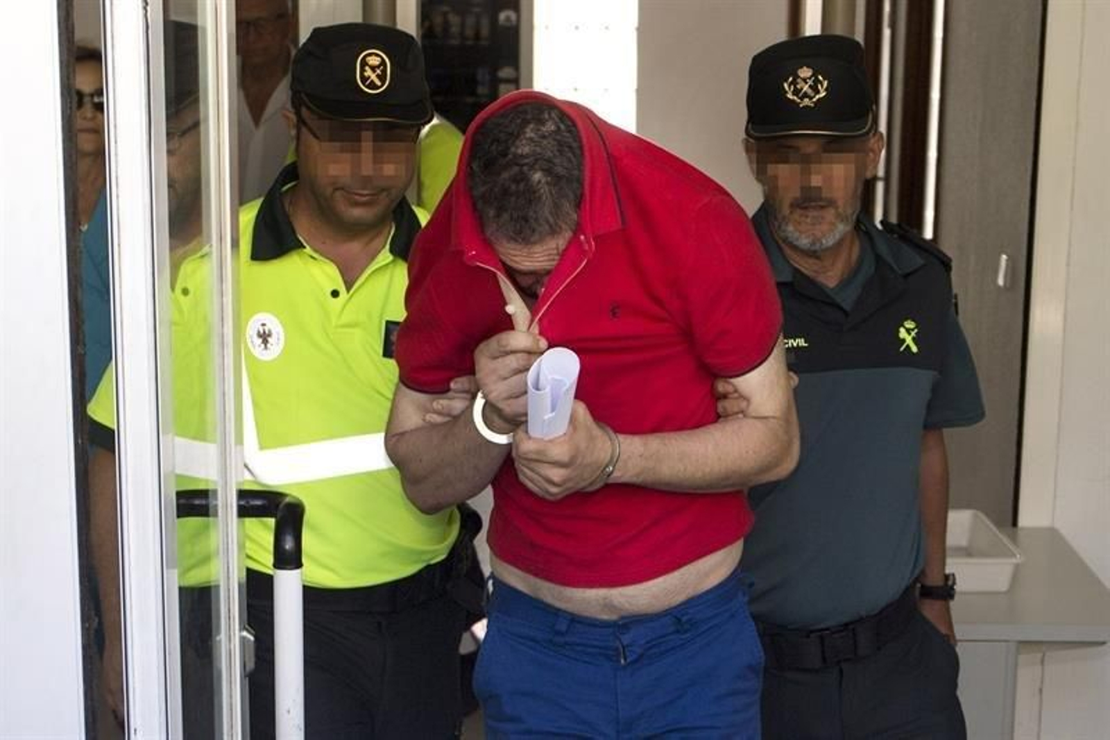 El sargento de la Guardia Civil detenido por provocar un accidente con tres fallecidos ayer tarde en la AP-7 a la altura de Torremolinos, ha salido hoy detenido del Juzgado de Primera Instancia e Instrucción número 1 de la localidad malagueña deTo
