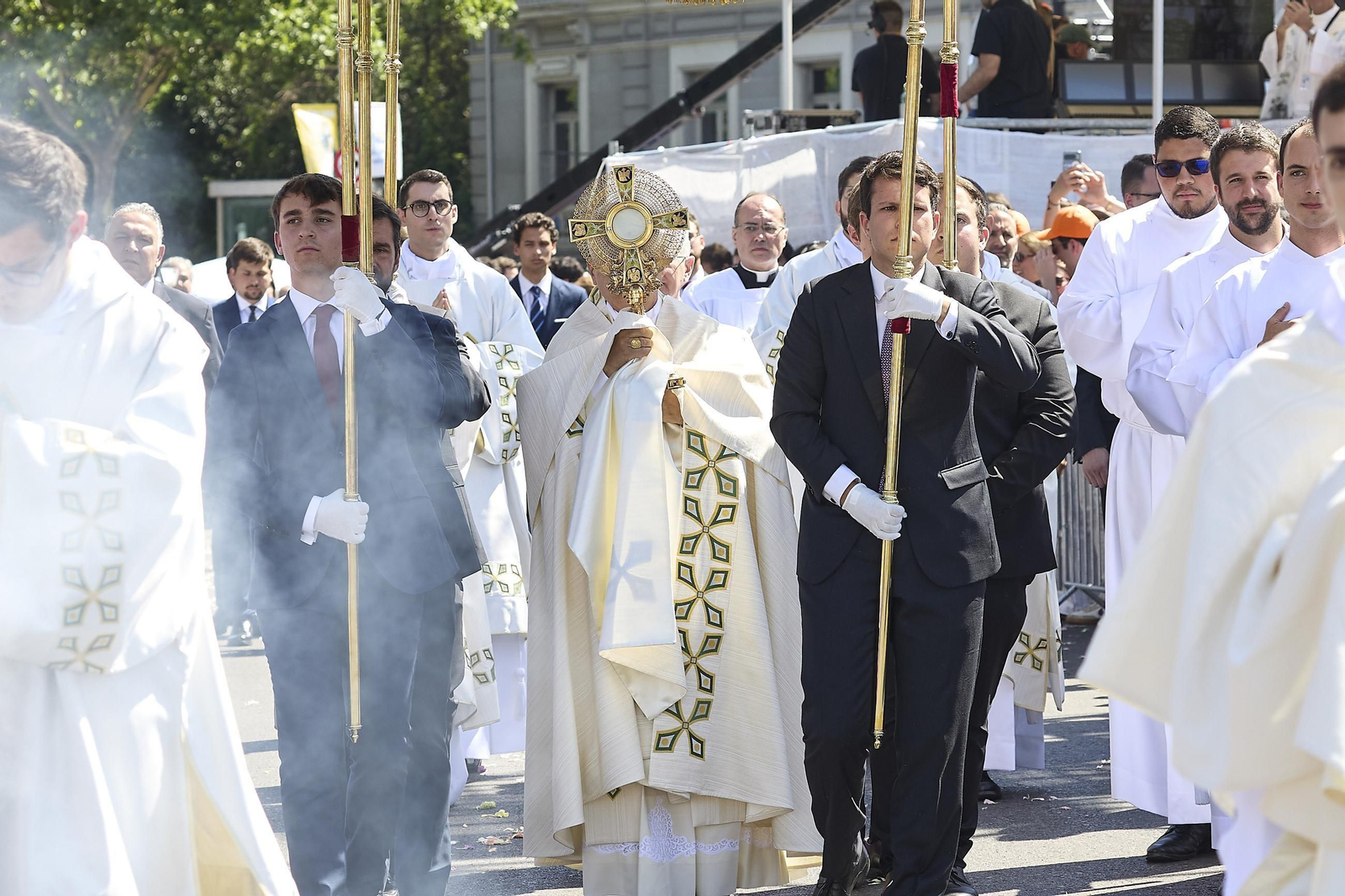 Galería | Multitudinaria misa y procesión del Corpus en Madrid con el papa León XIV