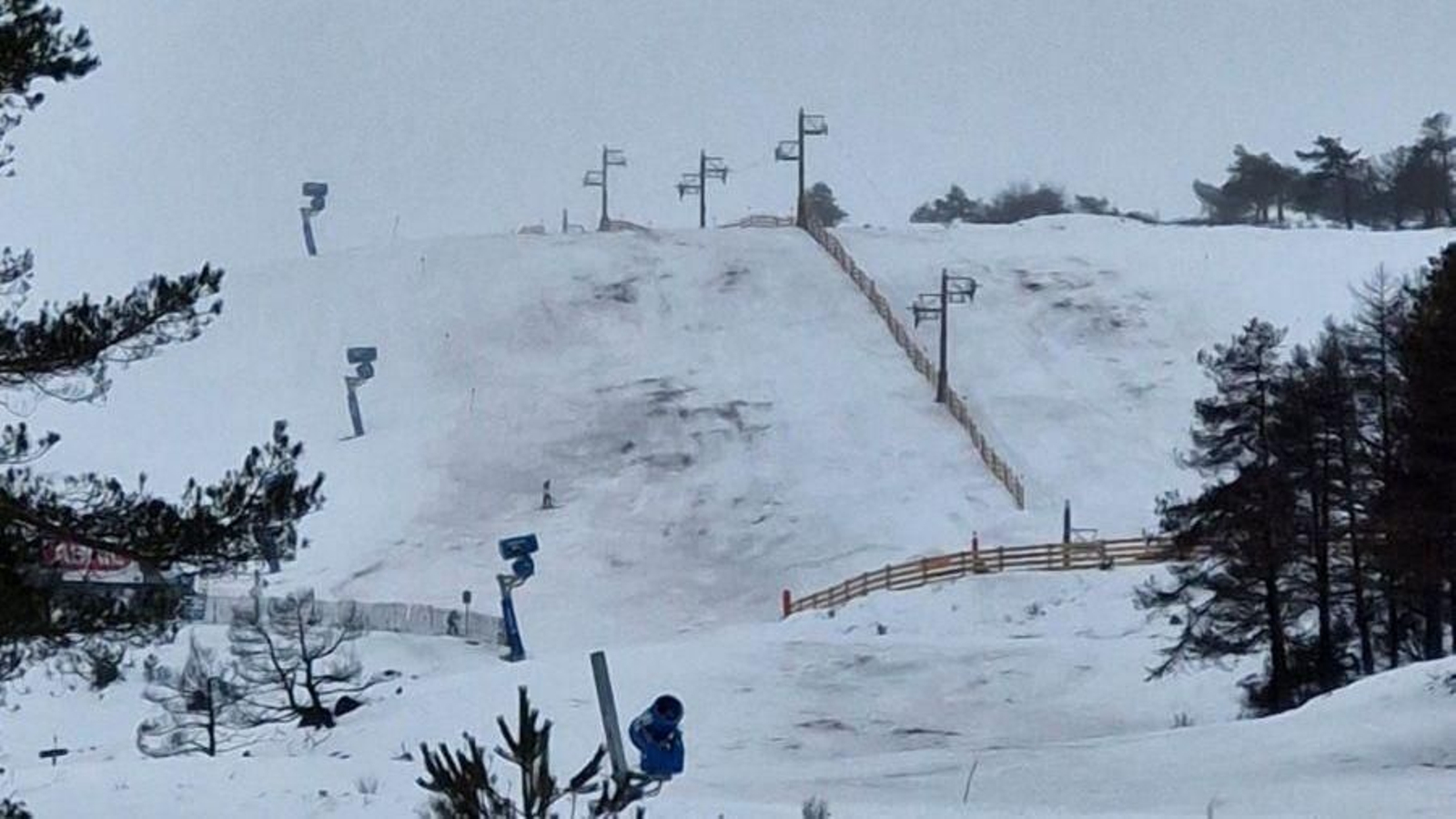 El primer día del año, la nieve sigue cubriendo Manzaneda.