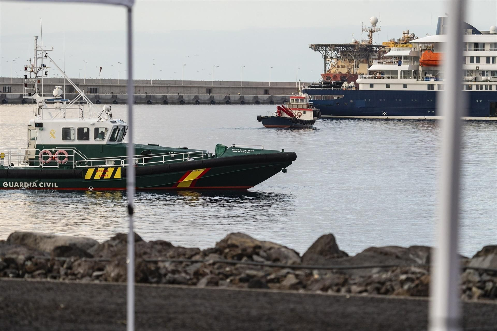 El crucero MV Hondius fondea cerca del puerto de Granadilla.