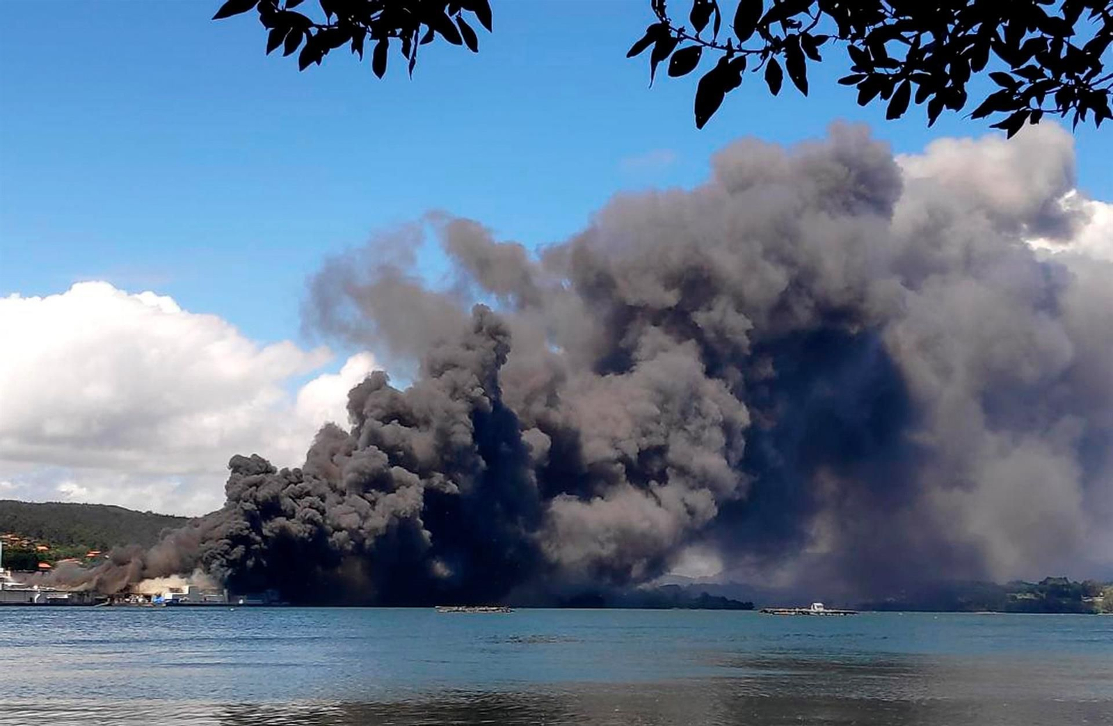 Se incendia la nave de Jealsa Rianxeira 08