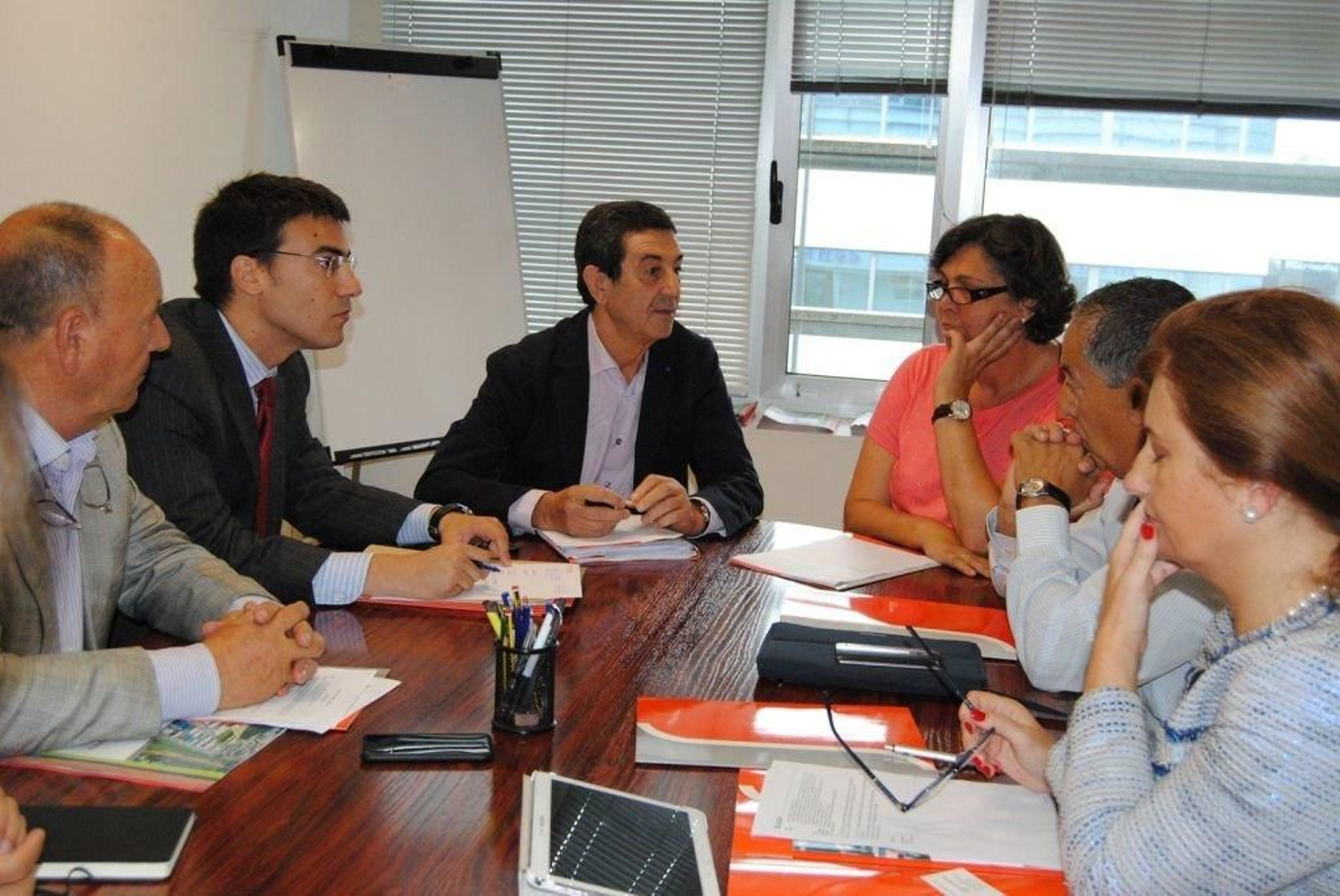 Un momento de la reunión de ayer, entre alcaldesa y empresarios.