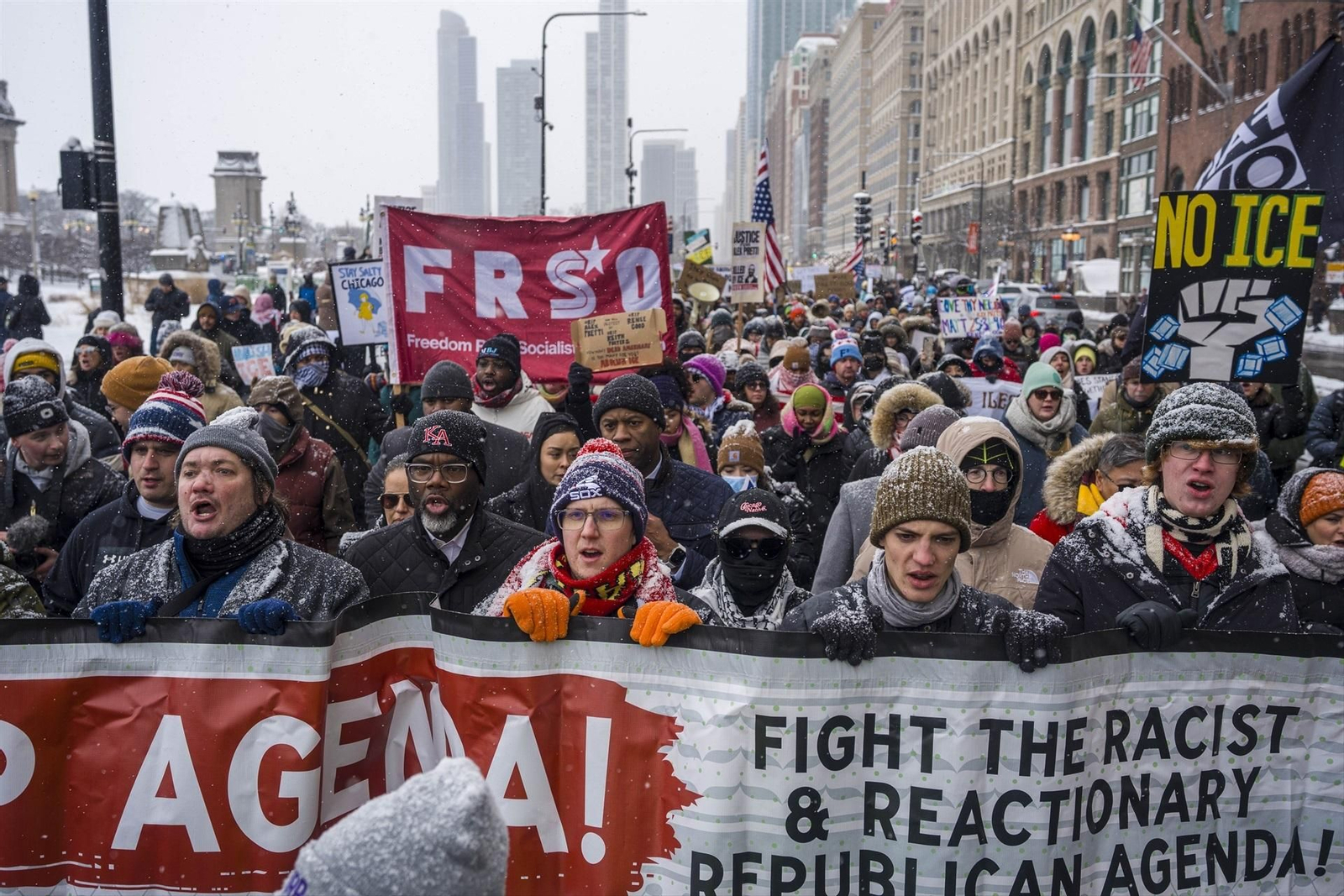 Manifestación en Chicago contra la represión del ICE que costó la vida a un enfermero en Minnesota.