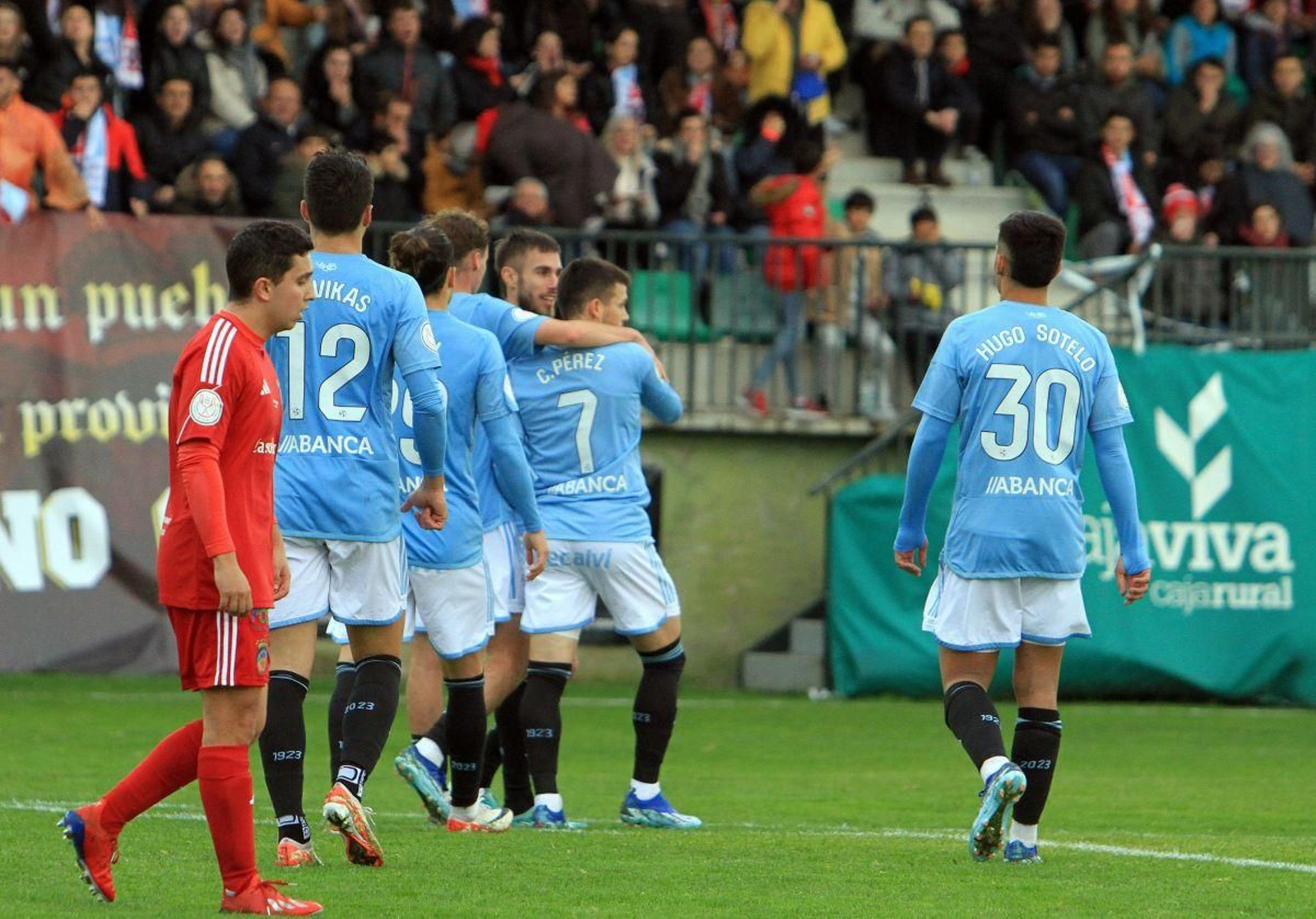 Carles Pérez es felicitado por sus compañeros tras su primer gol de la tarde de ayer en la capital segoviana.