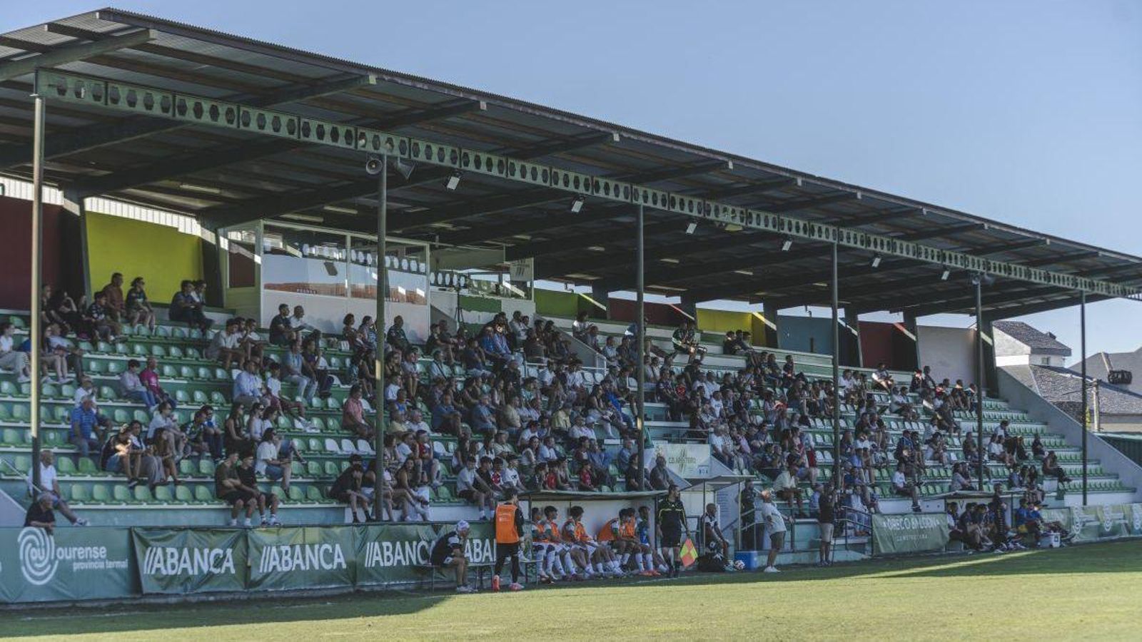 Aspecto de la grada para presenciar el duelo amistoso.