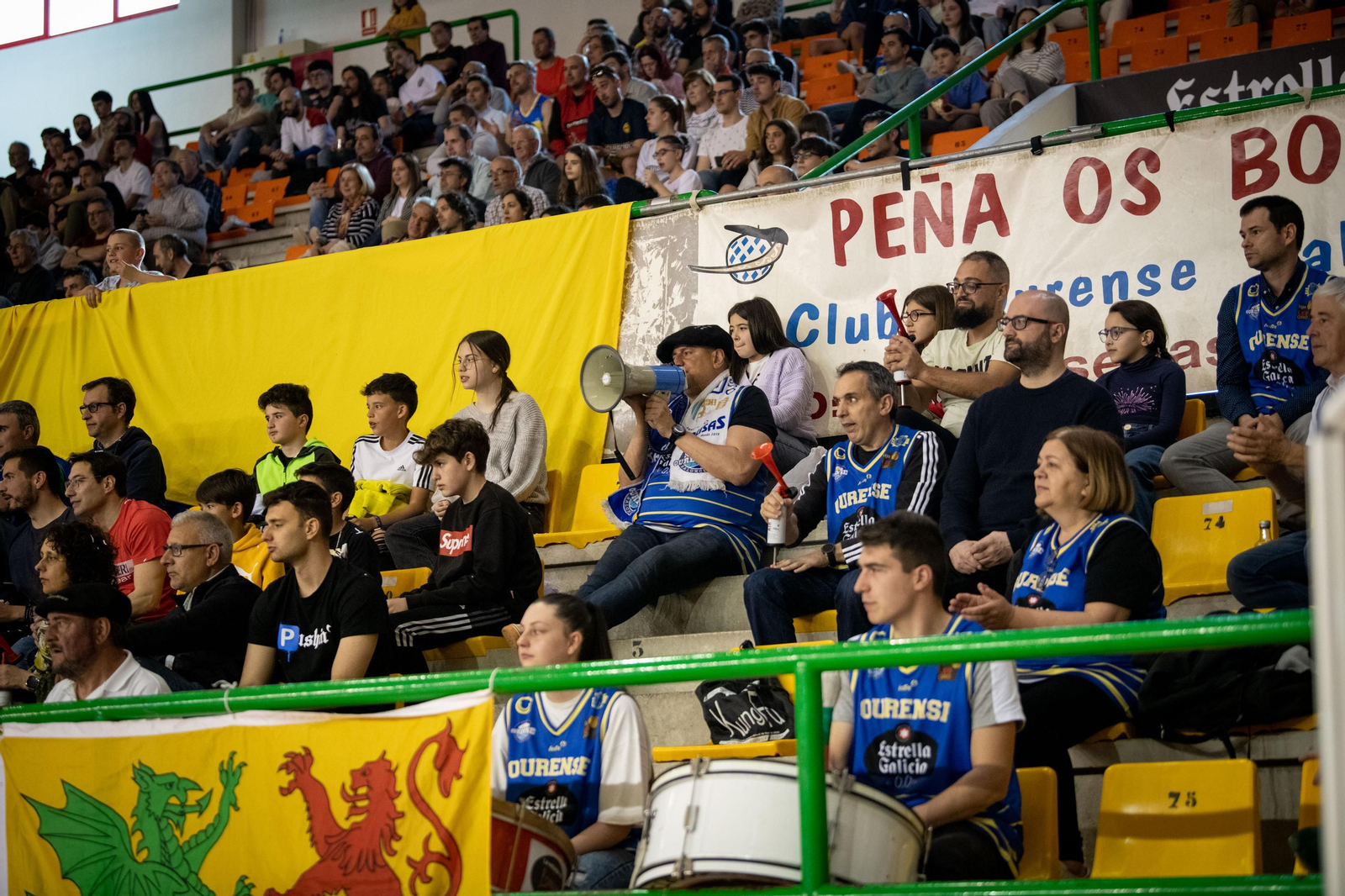 Aficionados del COB  animando a su equipo. 
(ÓSCAR PINAL)