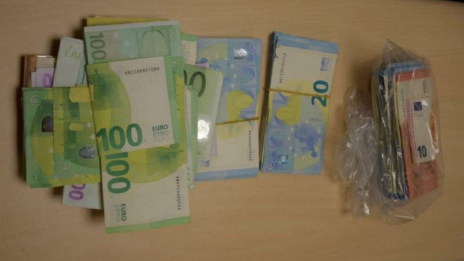 Los 17.500 euros que había en el baño.