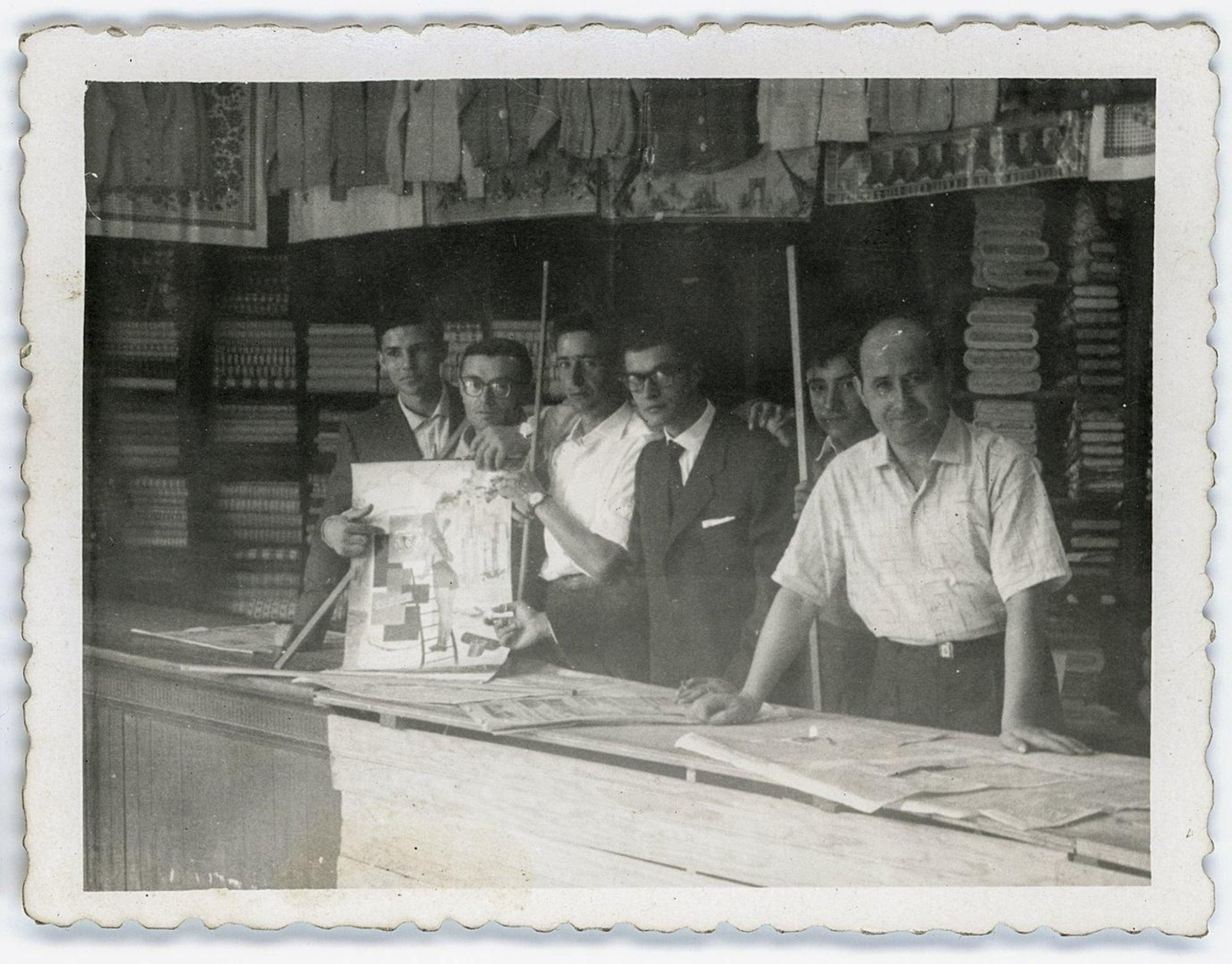 José Juan Pérez Ramos. 
Título: Almacenes Santos. 
Lugar: Maceda, 1963. 
"Un referente del comercio no solo en la comarca de Maceda sino en España, unos almacenes donde podías encontrar de todo". Foto realizada por Foto Gómez, y en ella Ricardo Larache, Claudio Blas, Gregorio Pérez (Goyo), Santos.