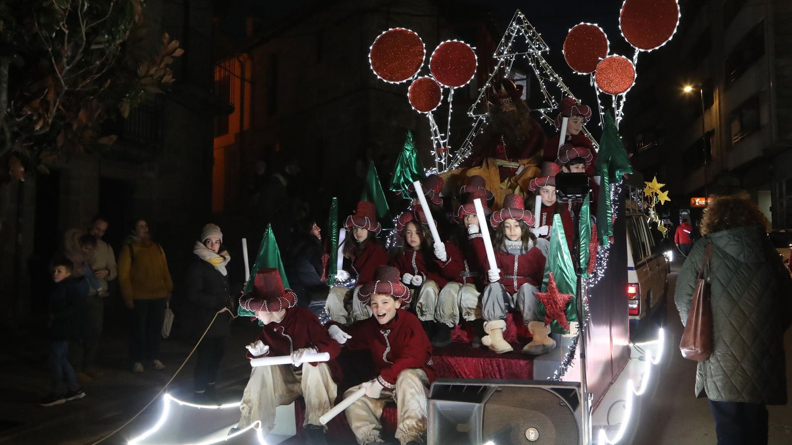 Allariz / Los niños formaron parte de la procesión de Reyes.