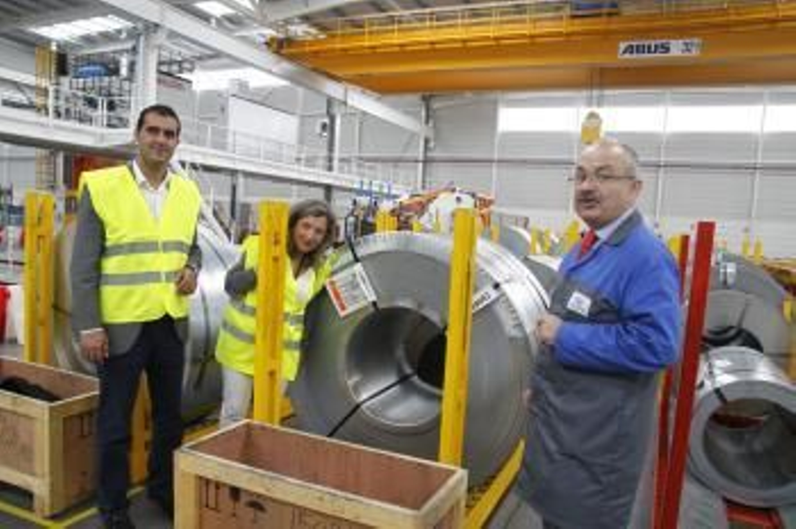 El alcalde de Nigrán y la delegada de Zona Franca con el director de la planta de Snop, ayer.