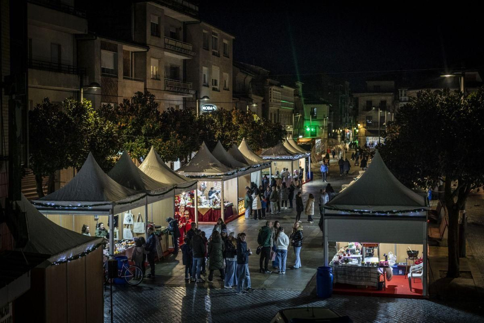 La Praza Maior acoge por último día los 29 expositores.