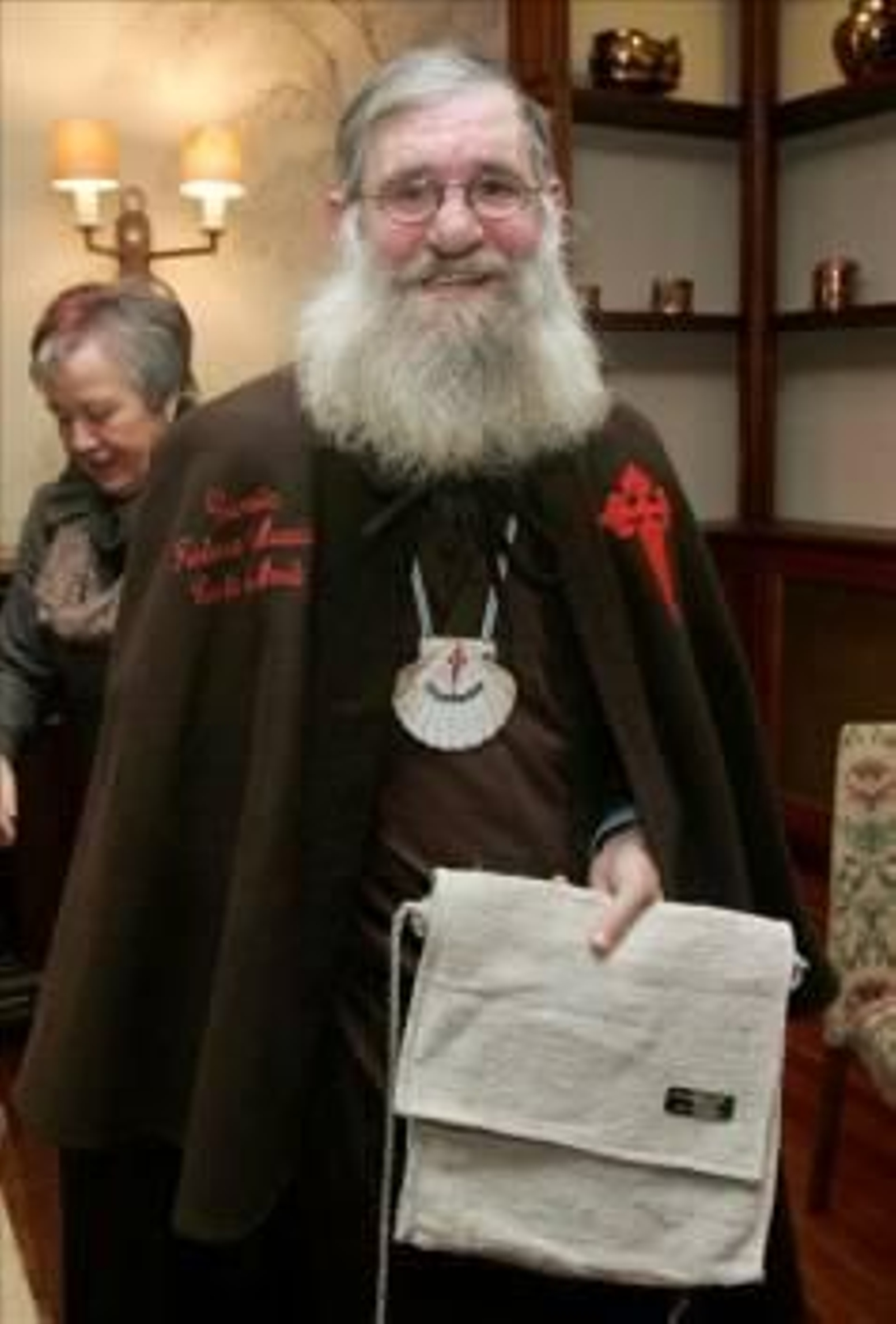 El popular personaje compostelano 'Zapatones', tras recibir su capa. (Foto: X. Rey)