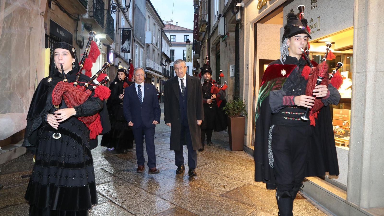 Llegada de Rafael López, el galardonado, en compañía de Luis Menor, presidente de la Diputació, flanqueados por la Real Banda de Gaitas