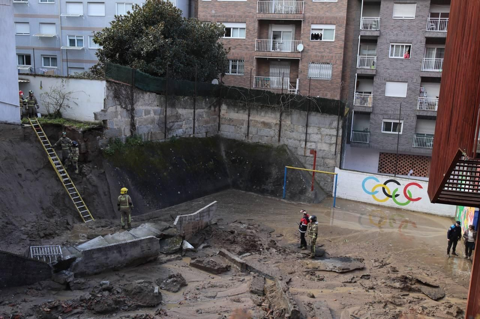 Muro caído en el colegio Cardenal Cisneros. JOSÉ PAZ