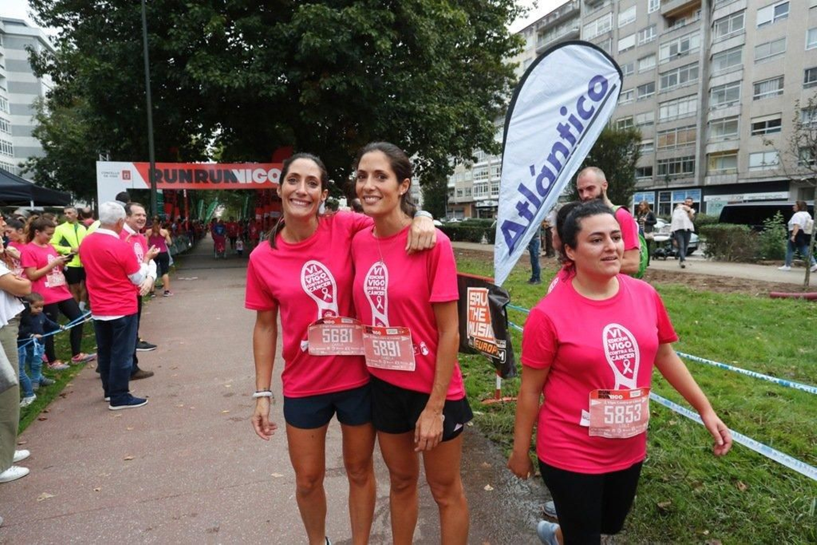 El color rosa abarrotó la Avenida de Castelao - JV Landín 057