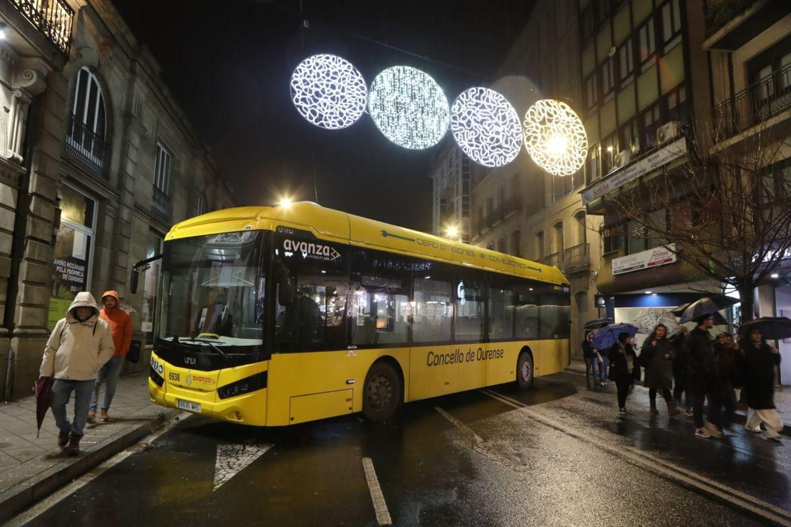 Autobus urbano usado para cortar el tráfico durante el encendido de Navidad.