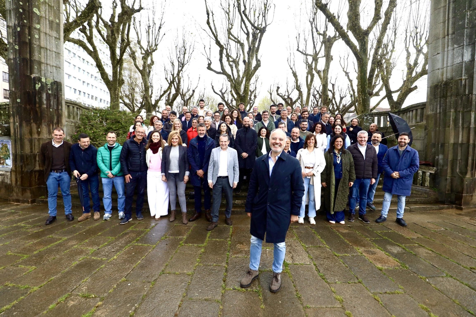 David Regades, reelegido secretario provincial del PSOE, ayer en Pontevedra con alcaldes y secretario locales.