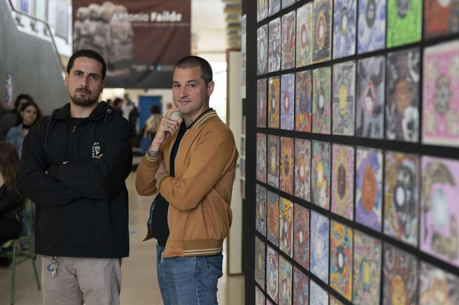 Simón Seoane y David Diz, tatuadores y exalumnos de la Faílde, frente a la exposición.