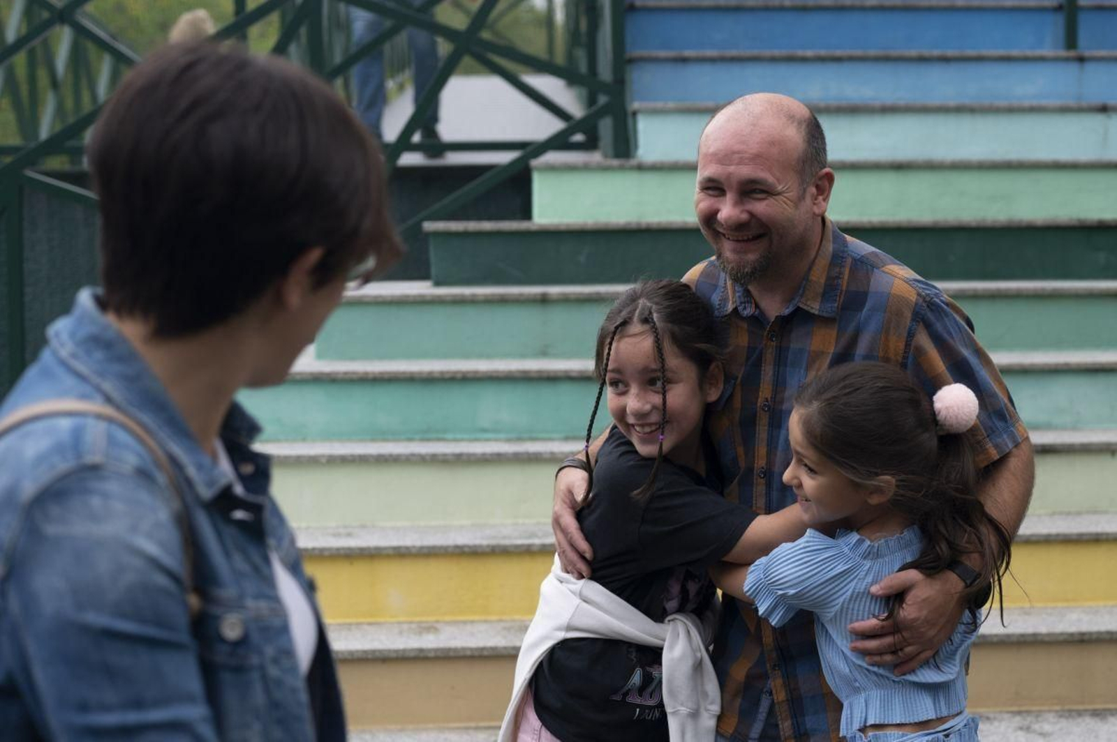 Dos alumnas del Luis Vives sonríen ayer antes de la entrada a clase en el primer día de curso.  MARTIÑO PINAL
