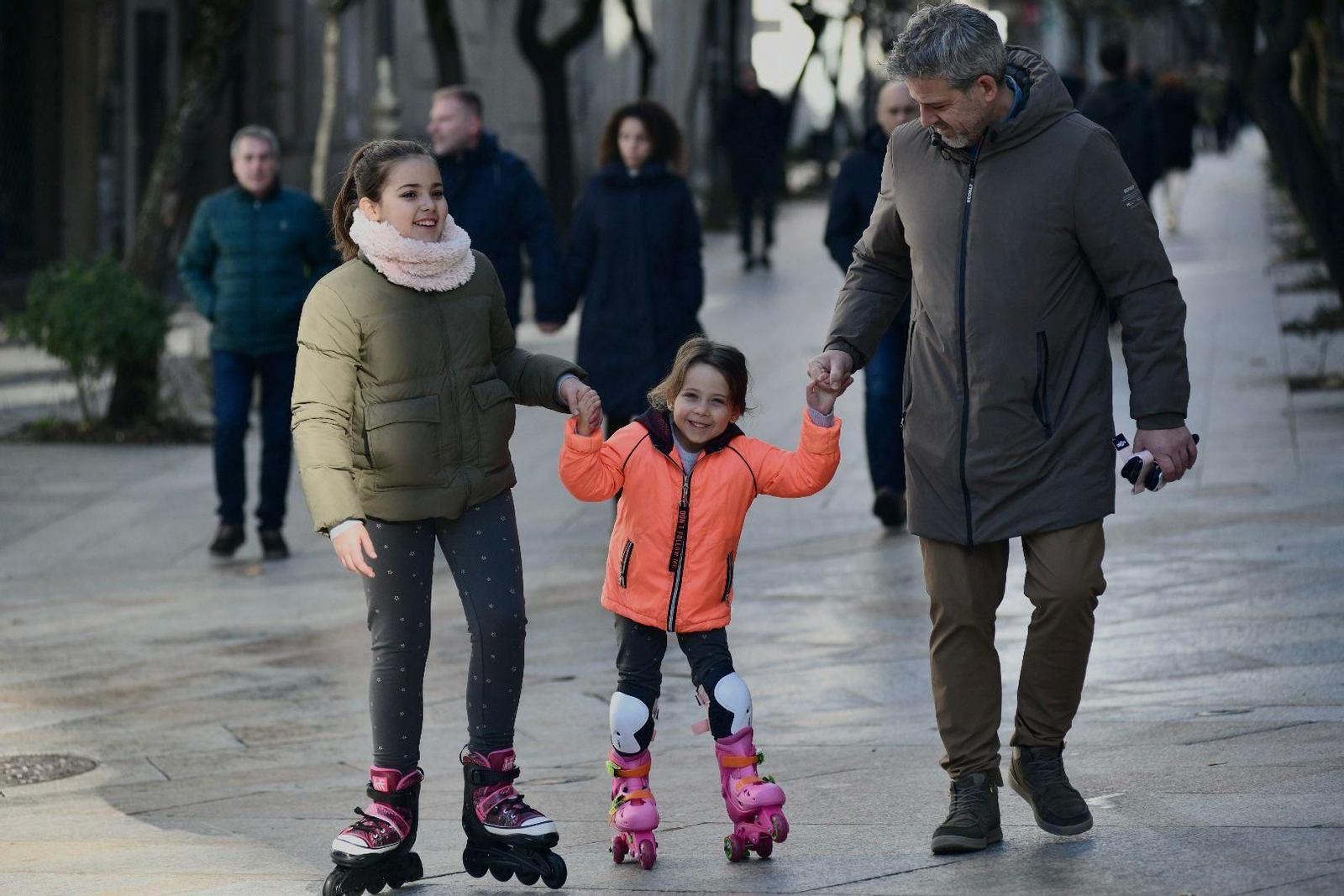 Dos niñas estrenando sus patines nuevos por las calles de Ourense