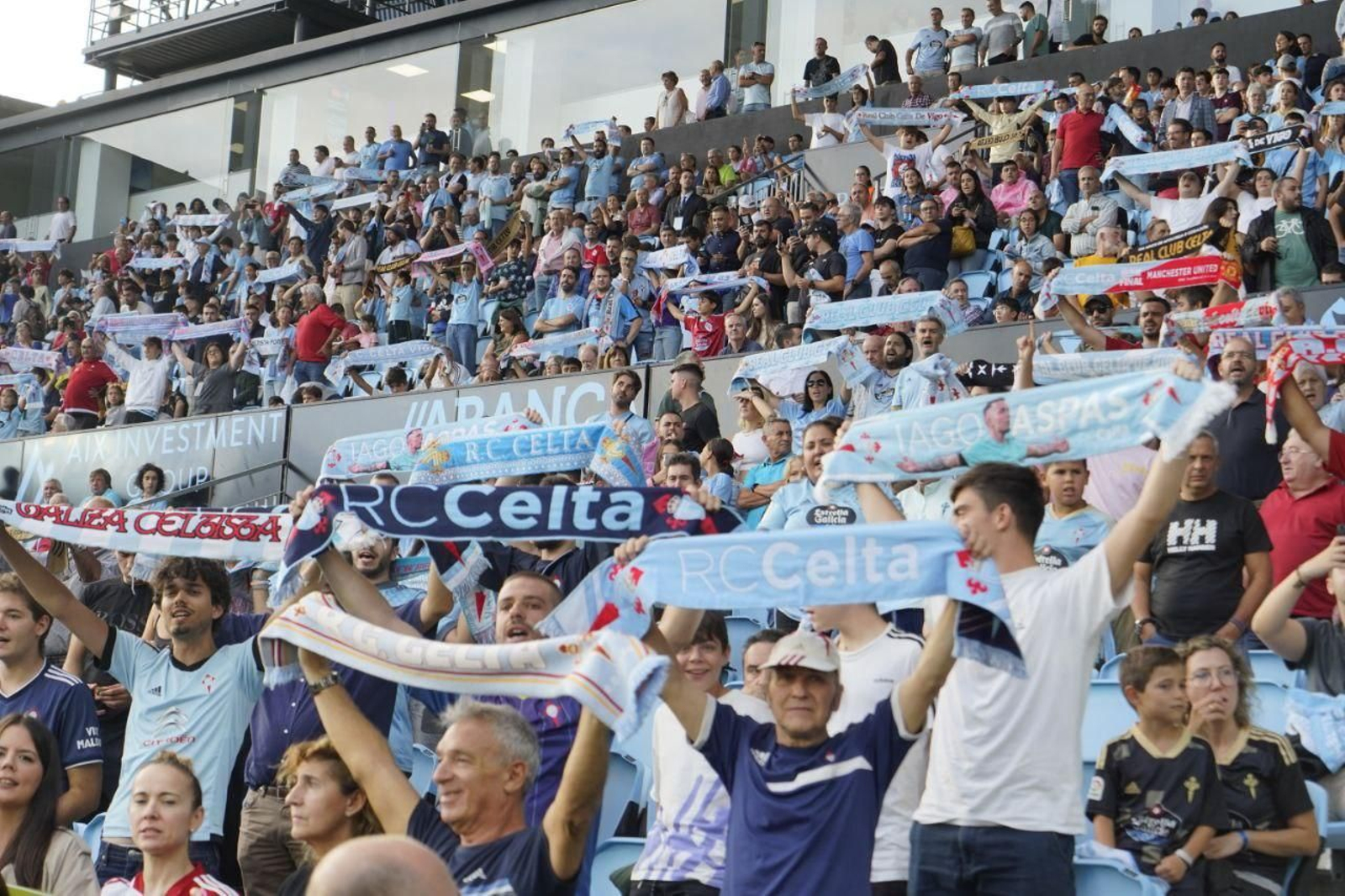 Aficionados celestes en el partido entre el Celta y el Alavés en Balaídos.
