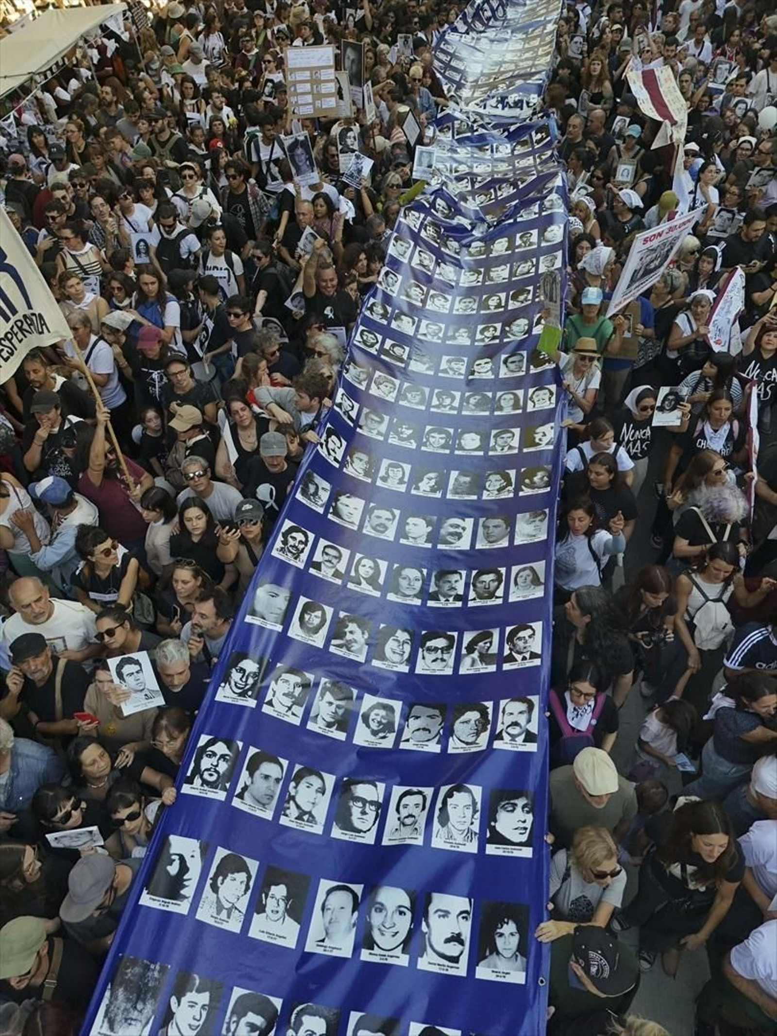 Gran pancarta con la cara de los desaparecidos durante la dictadura.