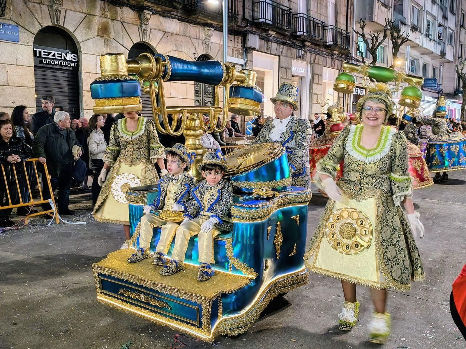 Galería | Pontevedra brilla con el multitudinario desfile del Entroido 2026
