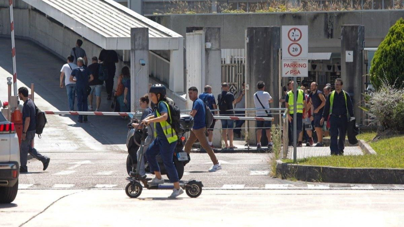 Trabajadores en la factoría de Balaídos, ayer en su último día antes de las vacaciones.