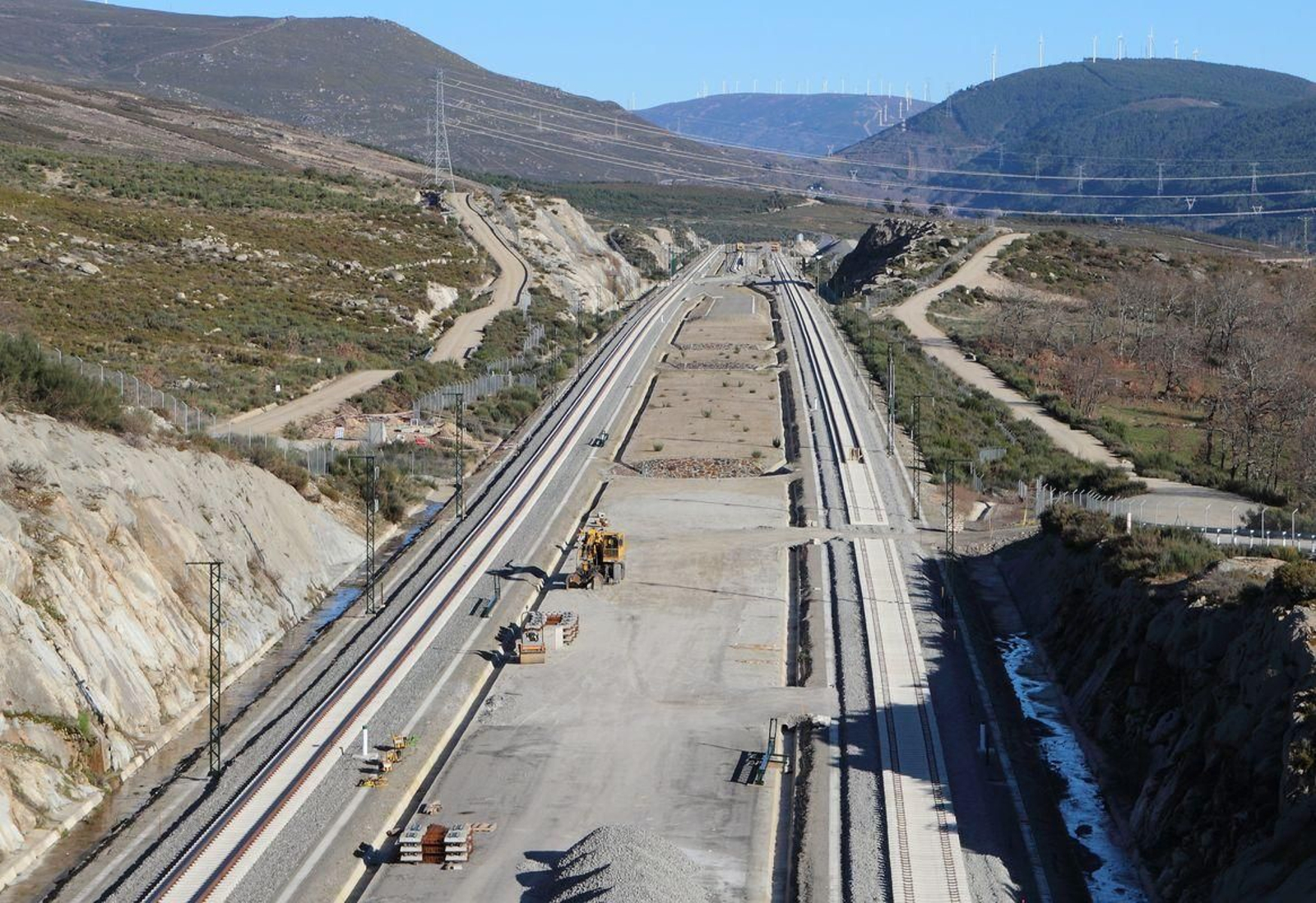 Al salir de los túneles de Vilavella, de algo menos de un kilómetro de longitud, se encuentra este tramo recto de kilómetro hasta el que la línea circula en vía única. Solo la derecha. Además de la base de montaje, cuyas obras han sido interrumpidas, en esta recta se emplaza un puesto de banalización, para permitir el adelantamiento entre trenes, añadiendo vías que facilitan dicha maniobra. A partir de aquí y hasta Taboadela la línea va con doble vía.