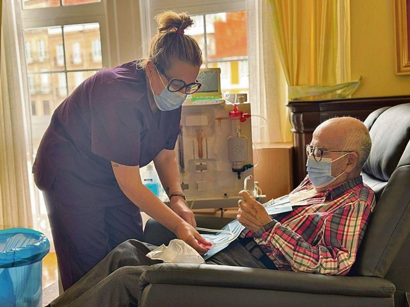 Alexia Ramos realizando la hemodiálisis a su padre en casa.