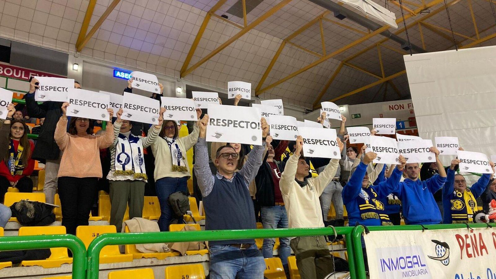 Pancartas de la afición del COB por el trato arbitral.