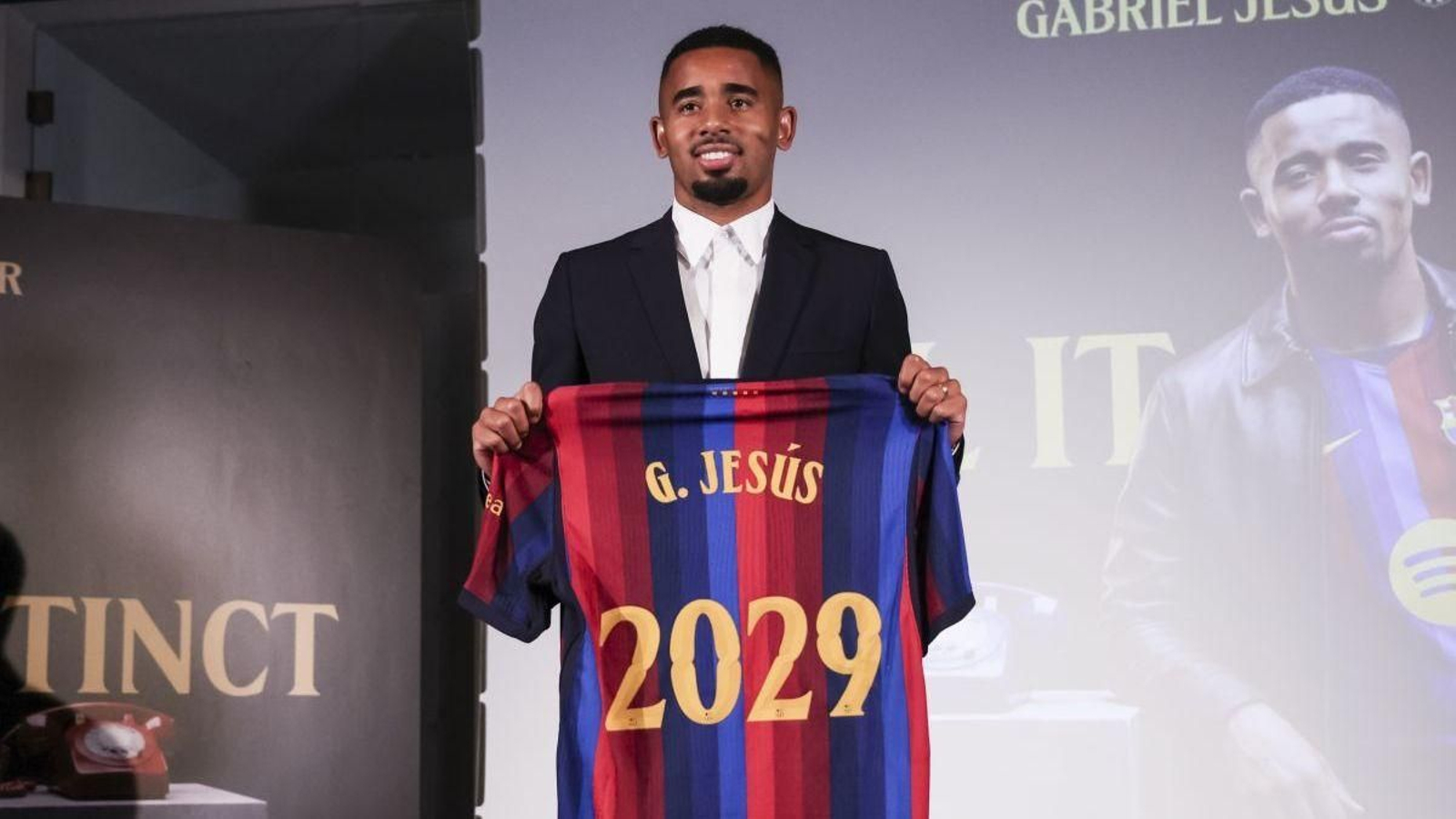 Gabriel Jesús, que será jugador del Barcelona hasta 2029, posa con la camiseta de su nuevo equipo.