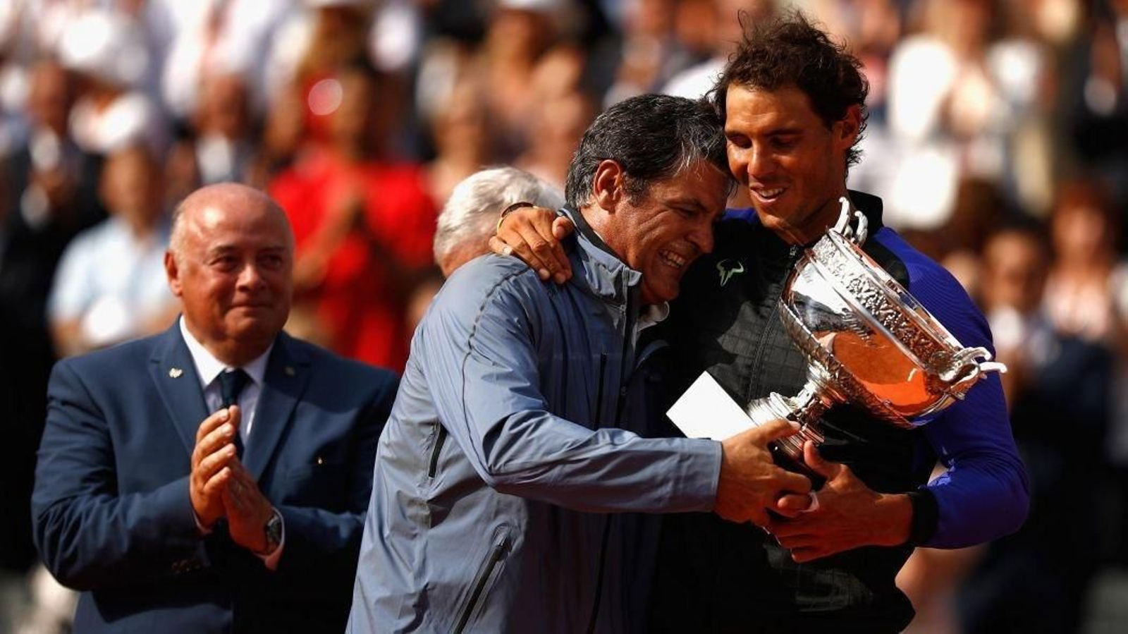Toni Nadal, con Rafa, tras la final de Rolland Garros de 2017.
