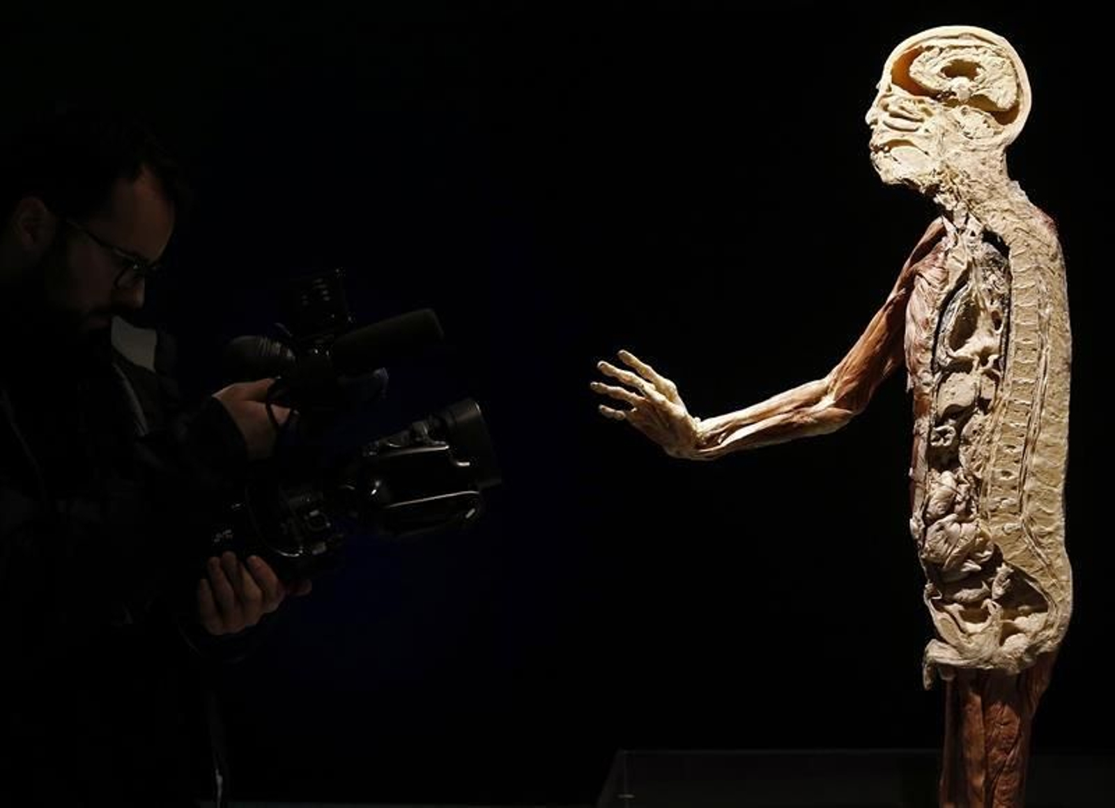 Una cámara de televisión toma imágenes de uno de los cuerpos que forma parte de la exposición internacional Human Bodies The Exhibition.