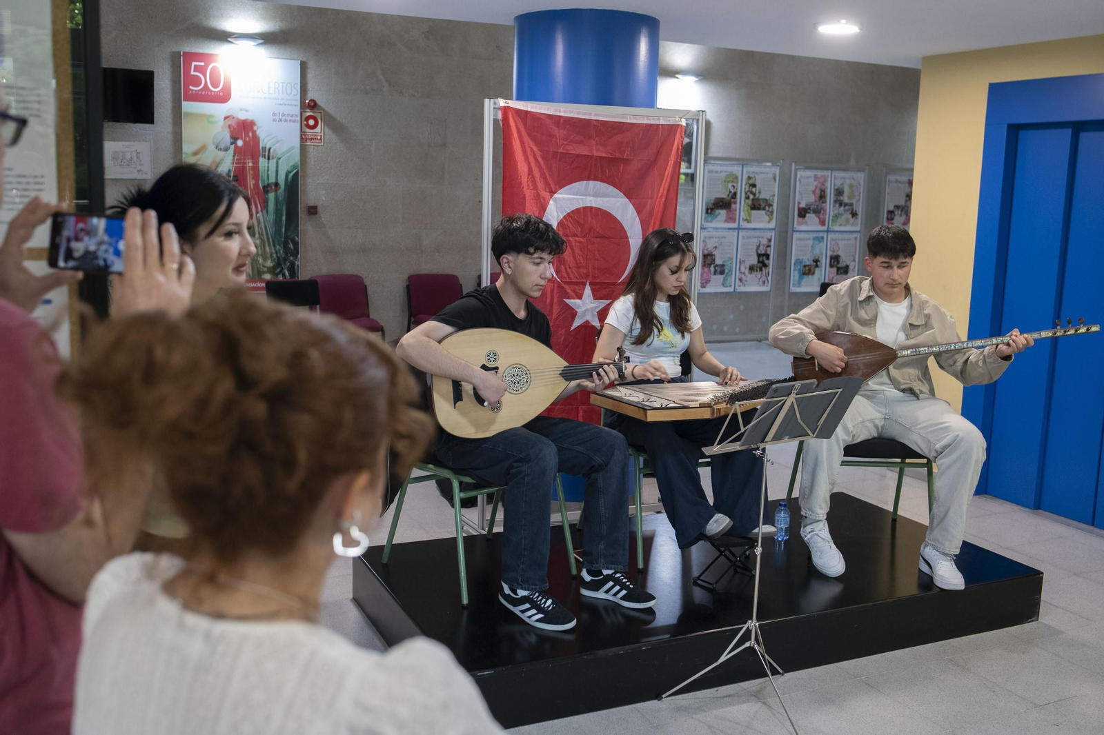 Los estudiantes de Balikesir en el hall del conservatorio con instrumentos tradicionales turcos.