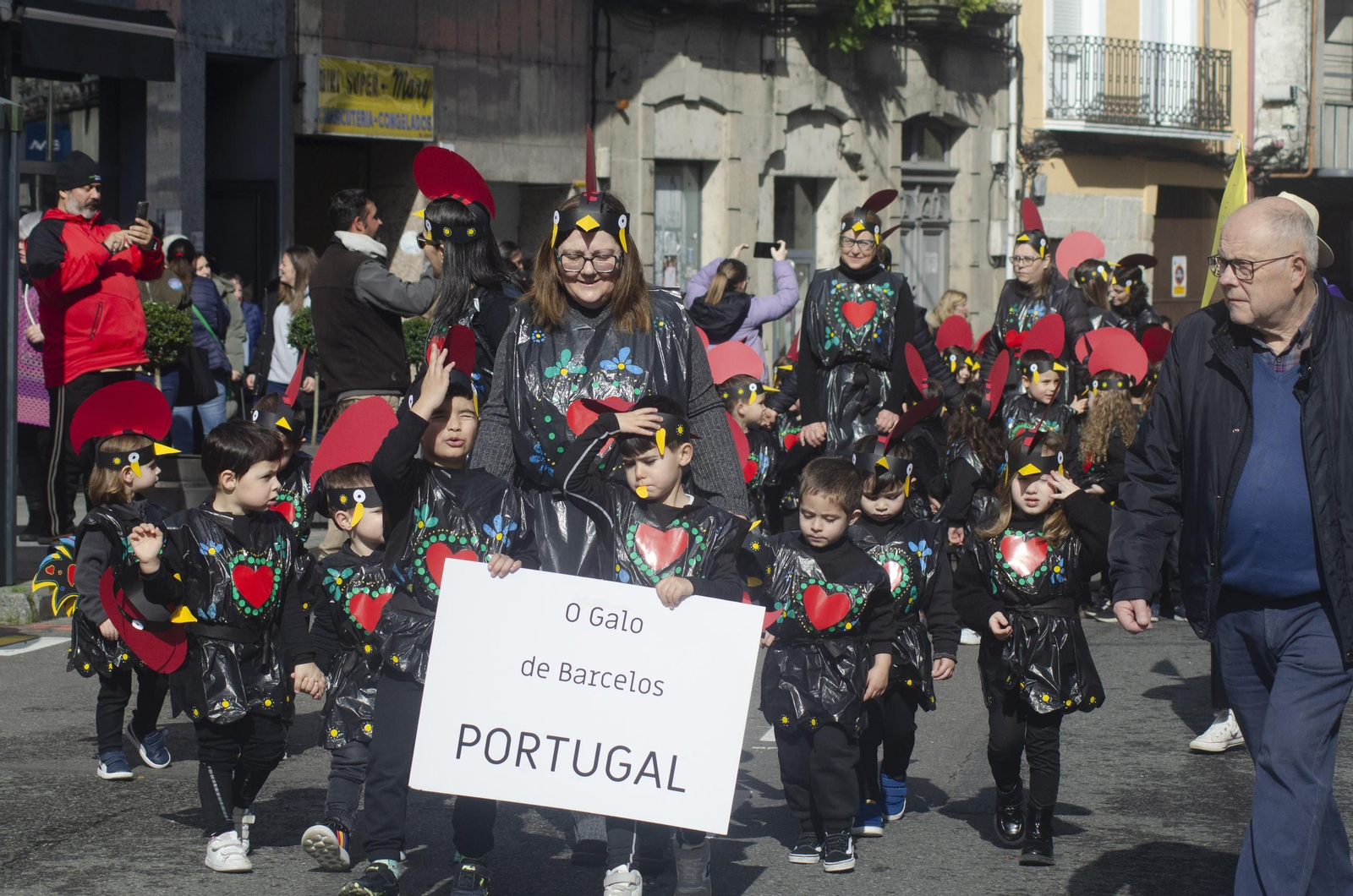 Los niños animan las calles de Ribadavia con el desfile escolar de Entroido