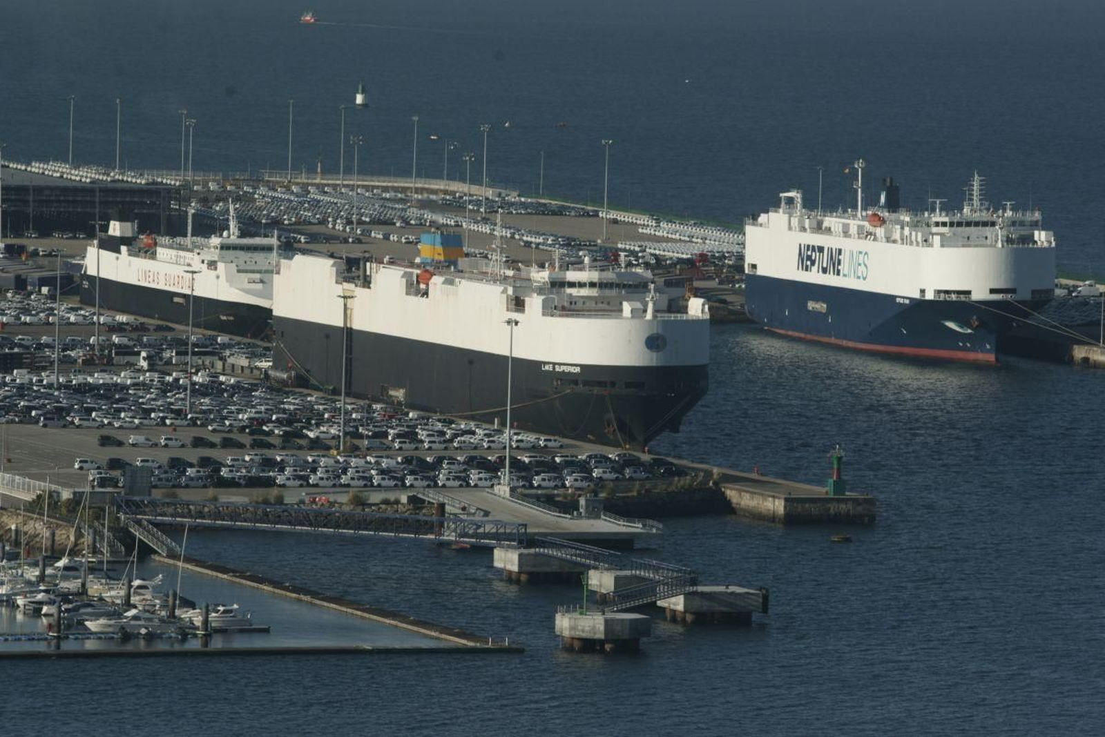 Tres tipo de portacoches en Bouzas, uno de ellos de la línea de hace 20 años, el menor en tonelaje.