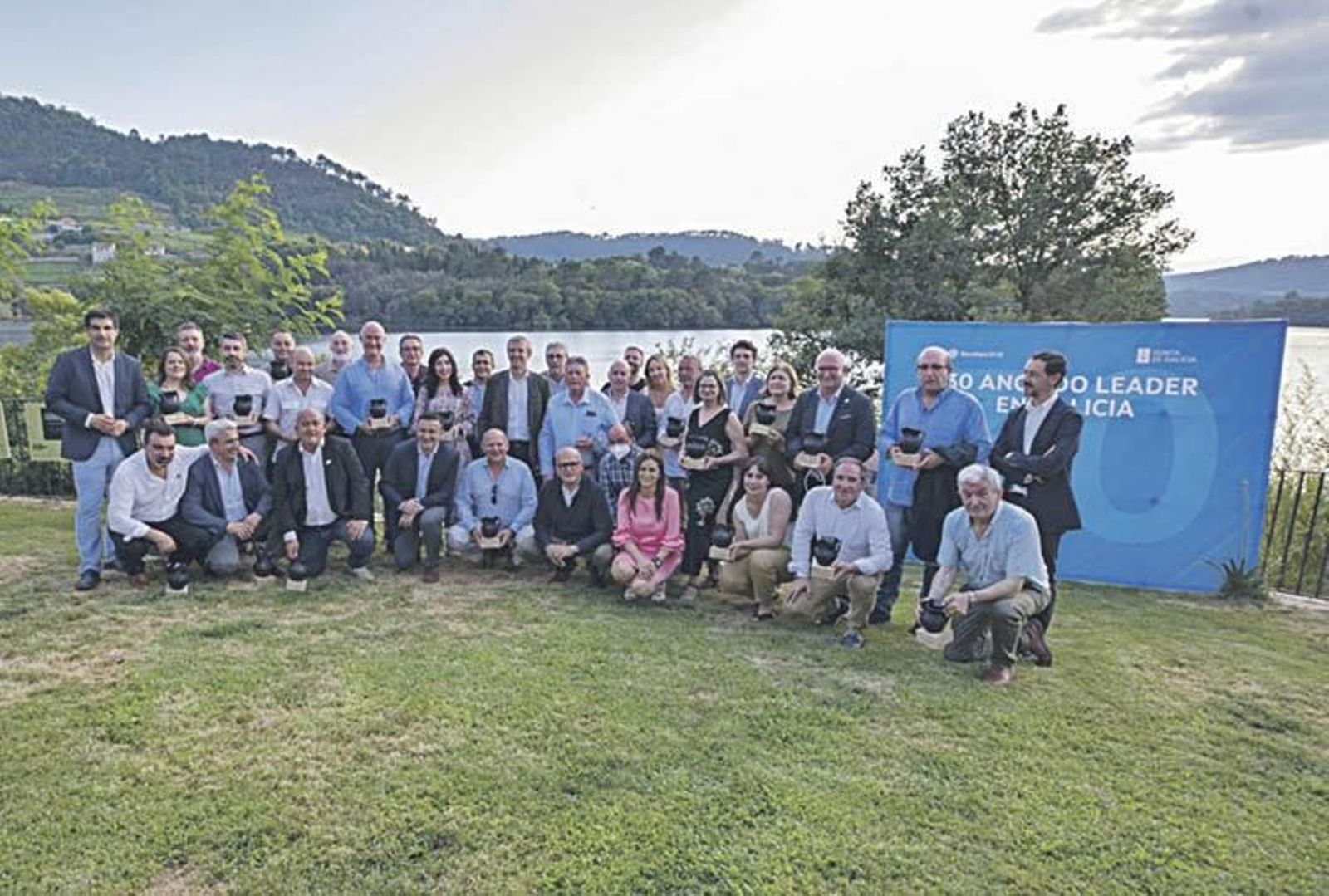 Alfonso Rueda, rodeado de alcaldes y autoridades en el 30 aniversario del Plan Leader.