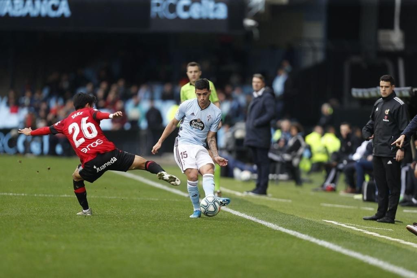 Lucas Olaza envía un centro ante la oposición del mallorquinista Kubo, ayer, durante el partido disputado en el estadio de Balaídos.