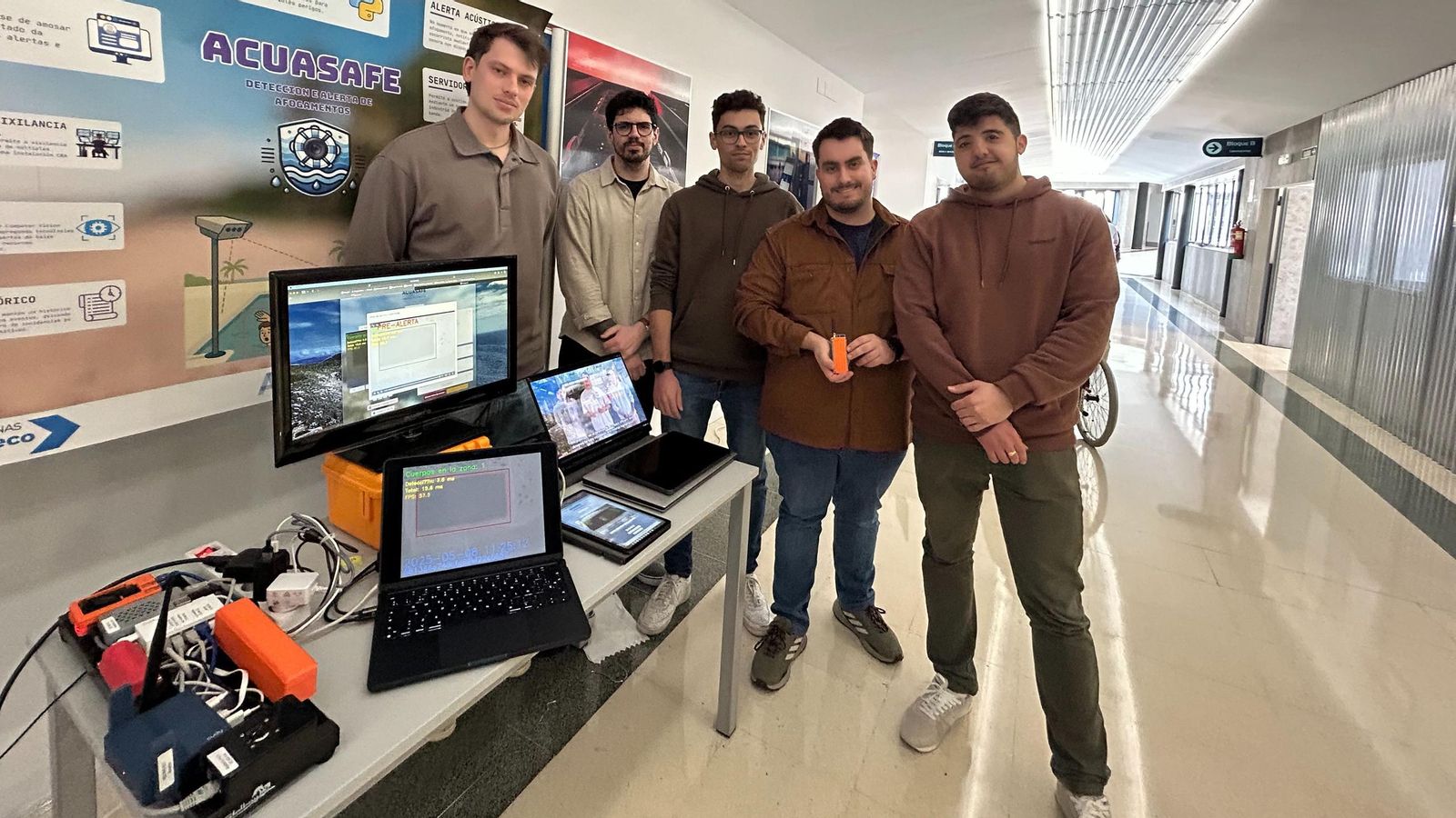 Anxo, Fernando, Adrián, Andrés y Adrián, con los ordenadores en los que hacen una demostración de “Acuasafe”.