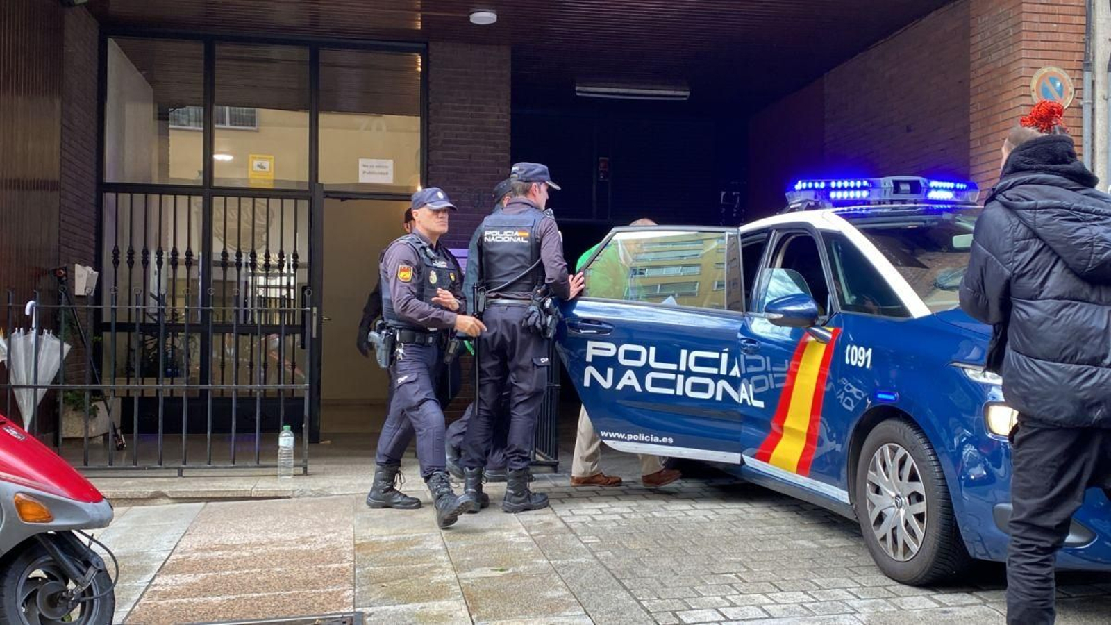 El presunto homicida, en el momento de entrar en el vehículo policial.