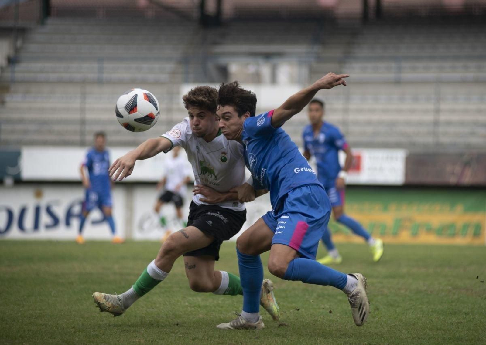 Hugo Sanz (d), disputa un balón en su anterior etapa con el Ourense CF.