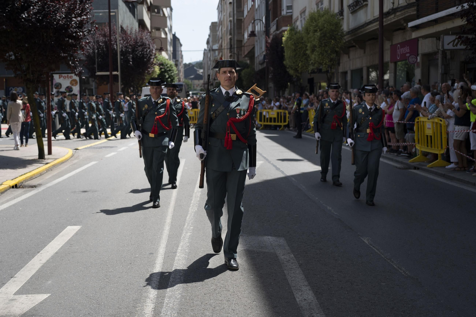 Galería | O Barco de Valdeorras se vuelca con el 182 aniversario de la Guardia Civil