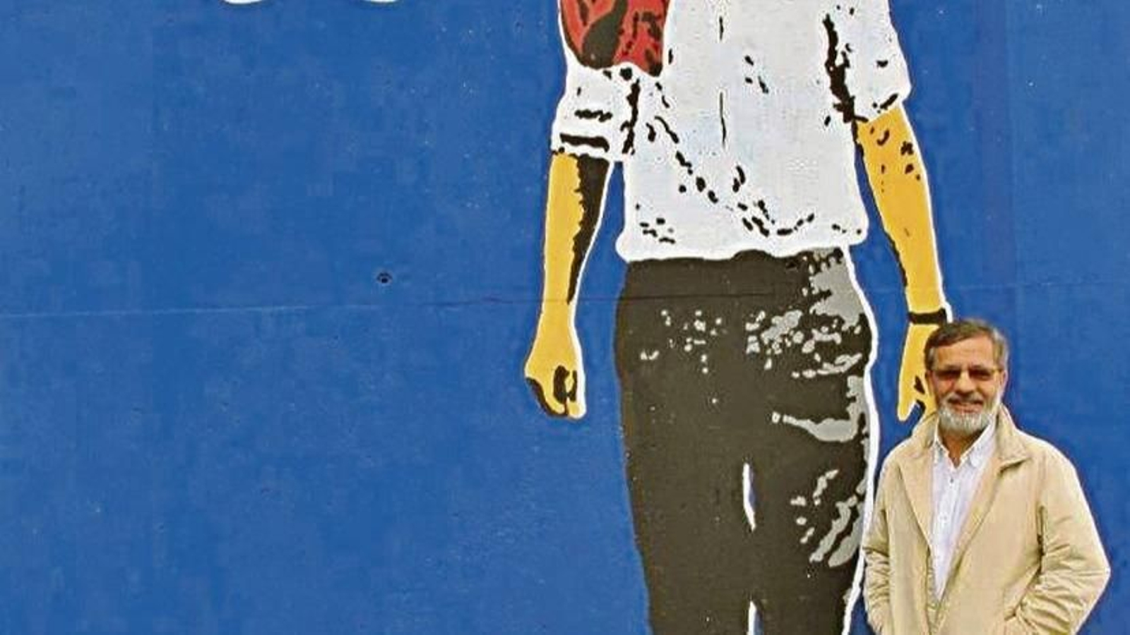 Manolo Reboiras, co mural adicado ao seu irmán na aldea de Imo.