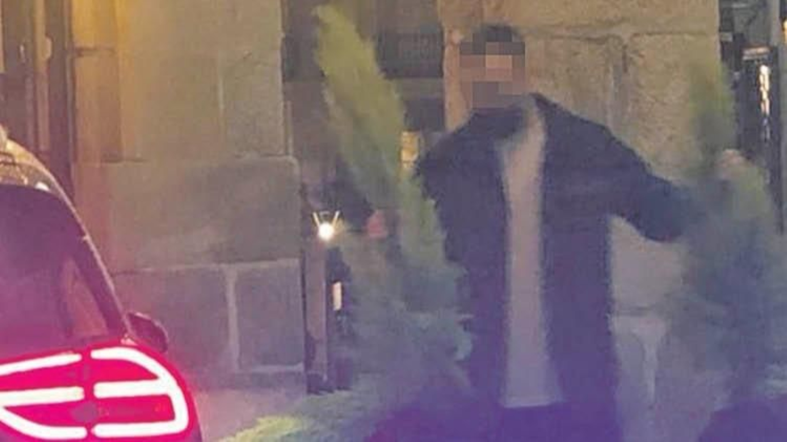 El deportista arrancando jardineras, captado por una cámara de seguridad.