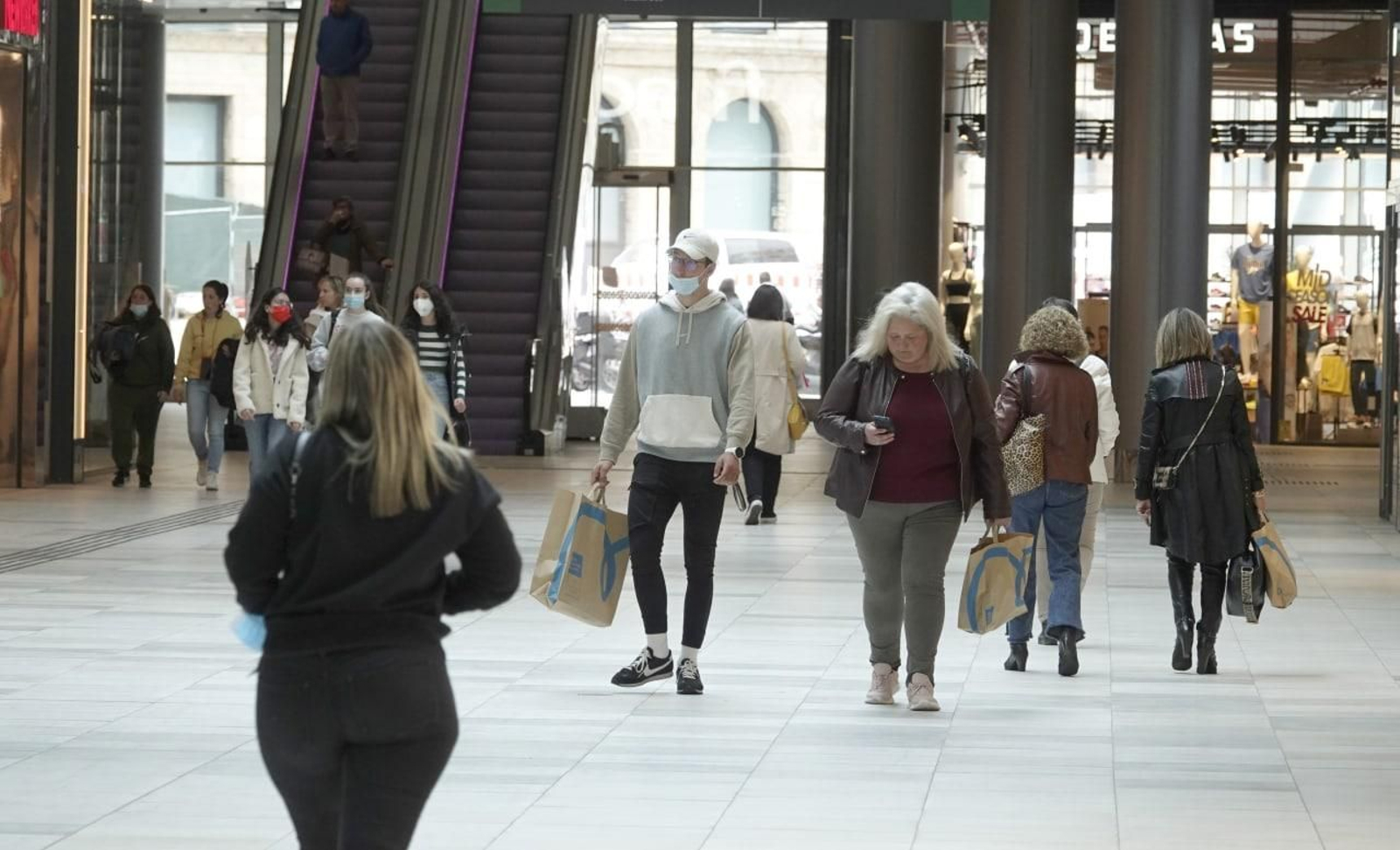 Gente haciendo compras en el centro comercial Vialia. // Vicente Alonso