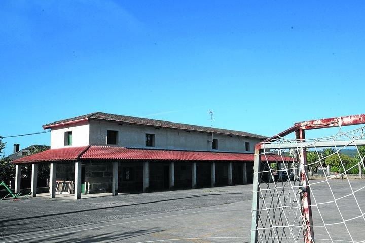 Antigua escuela de Melias, que ahora hace función de local social y velatorio.