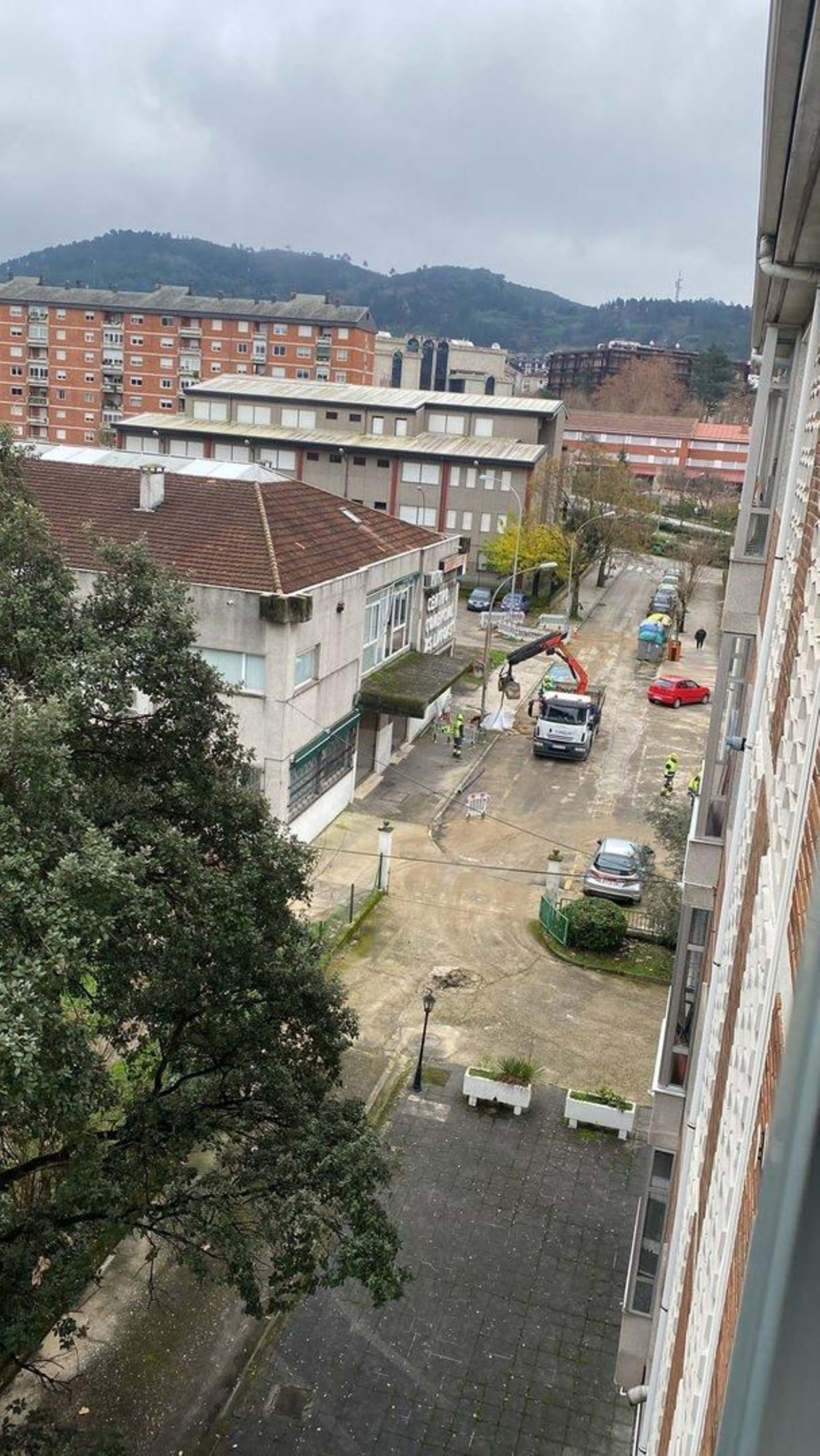 Los profesionales de Viaqua seguían este domingo a mediodía en la zona (A.V.)