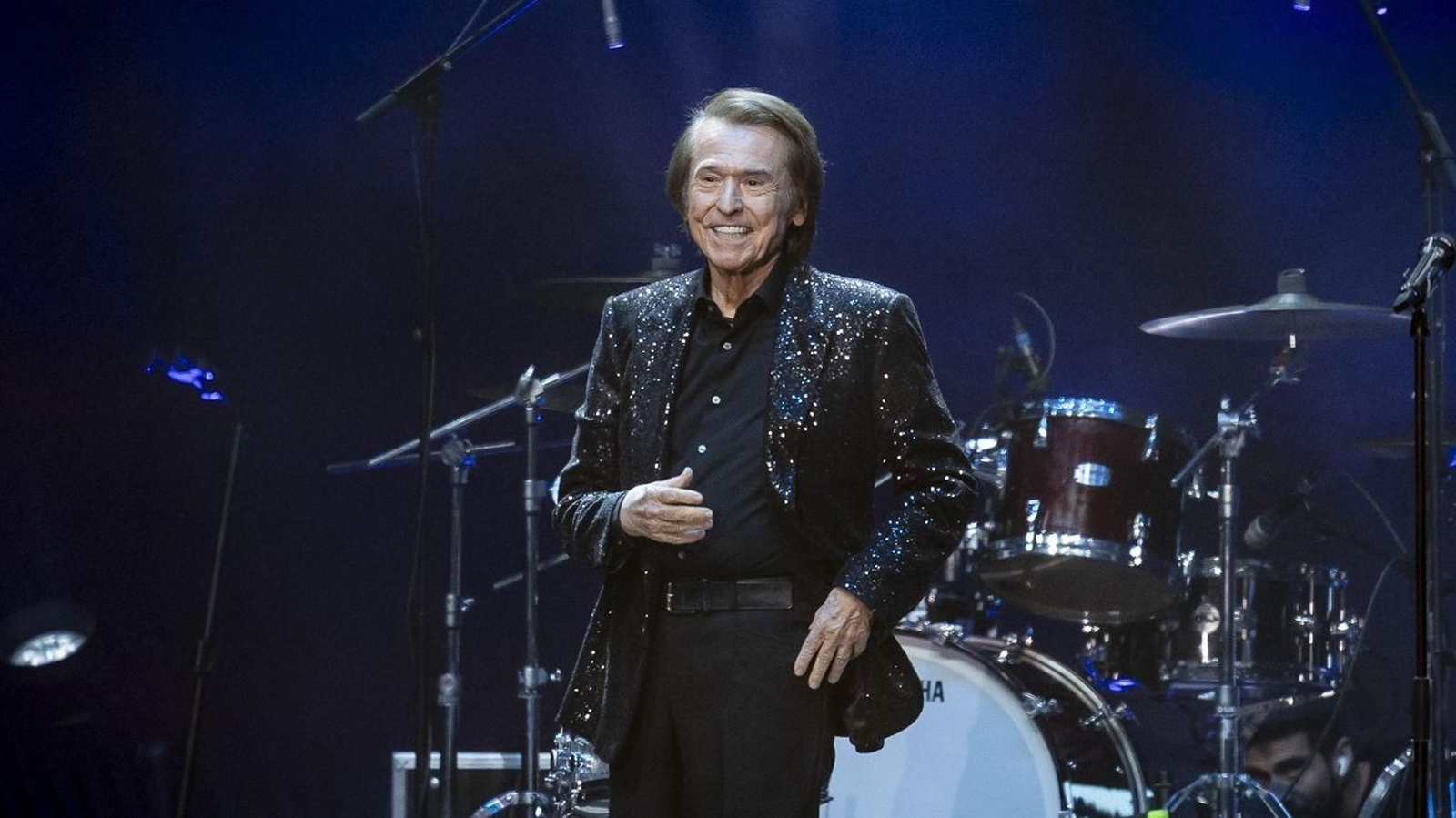 El cantante Raphael actúa durante un concierto.